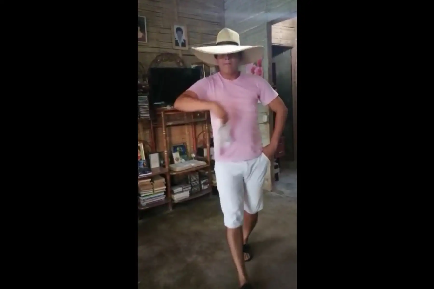 A ritmo de marinera norteña bailarines piden a peruanos quedarse en casa.