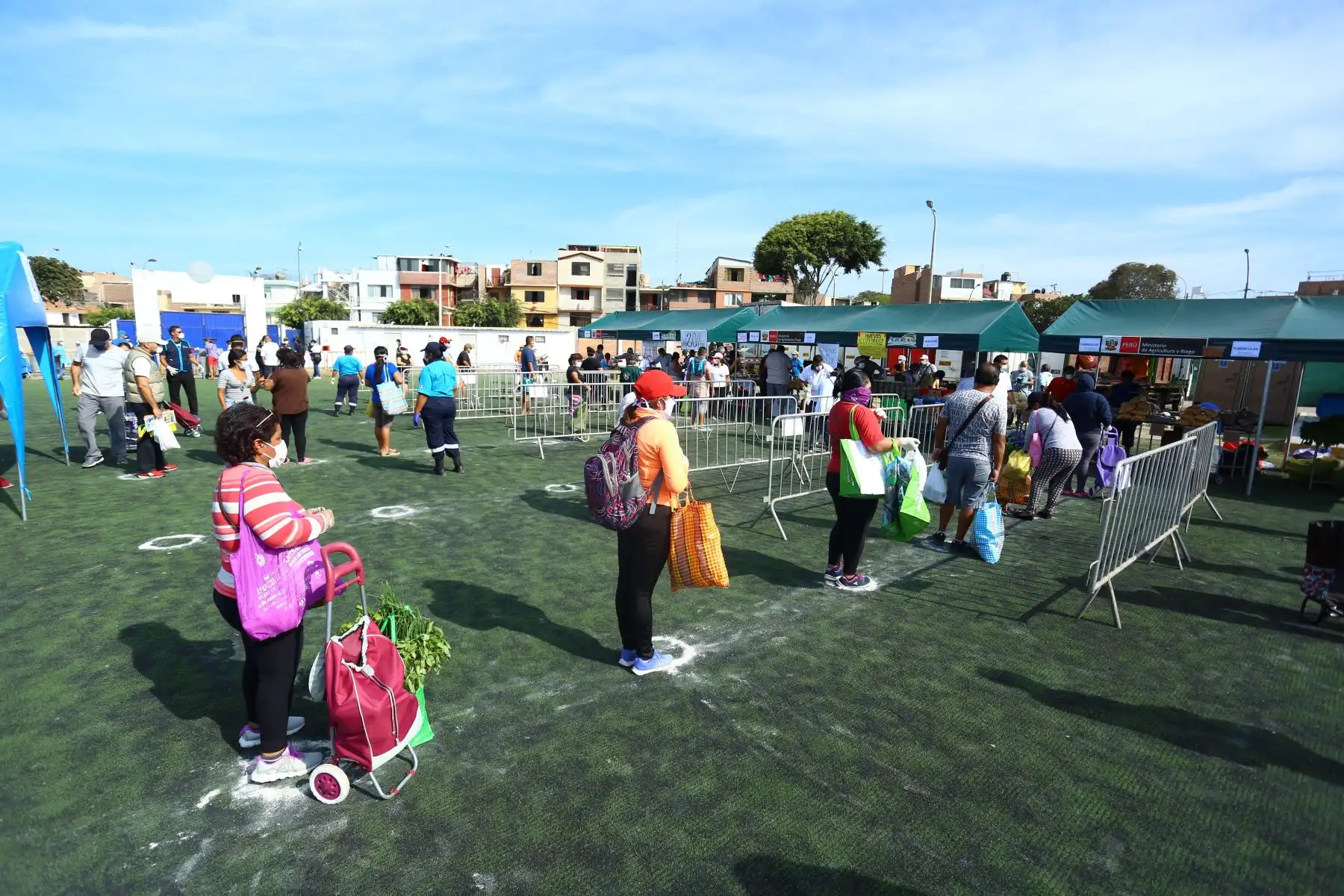 Mercados Minagri " De la Chacra a la Olla "  llegan a Bellavista, Mi Perú y Ventanilla, para abastecer a las familias con alimentos sanos a precios justos. 
Foto: Minagri