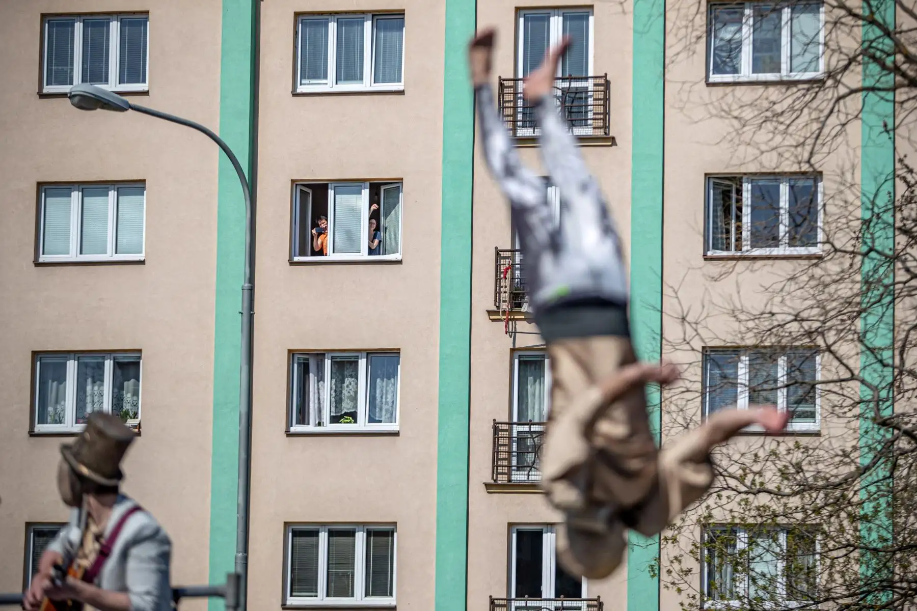 Los artistas son conscientes de que algunas personas se deprimen por el prolongado encierro. El objetivo de los eventos de Cirk La Putyka en las calles de la capital checa es brindar arte en vivo a las personas durante el encierro en medio de la pandemia del coronavirus COVID-19. Foto: EFE