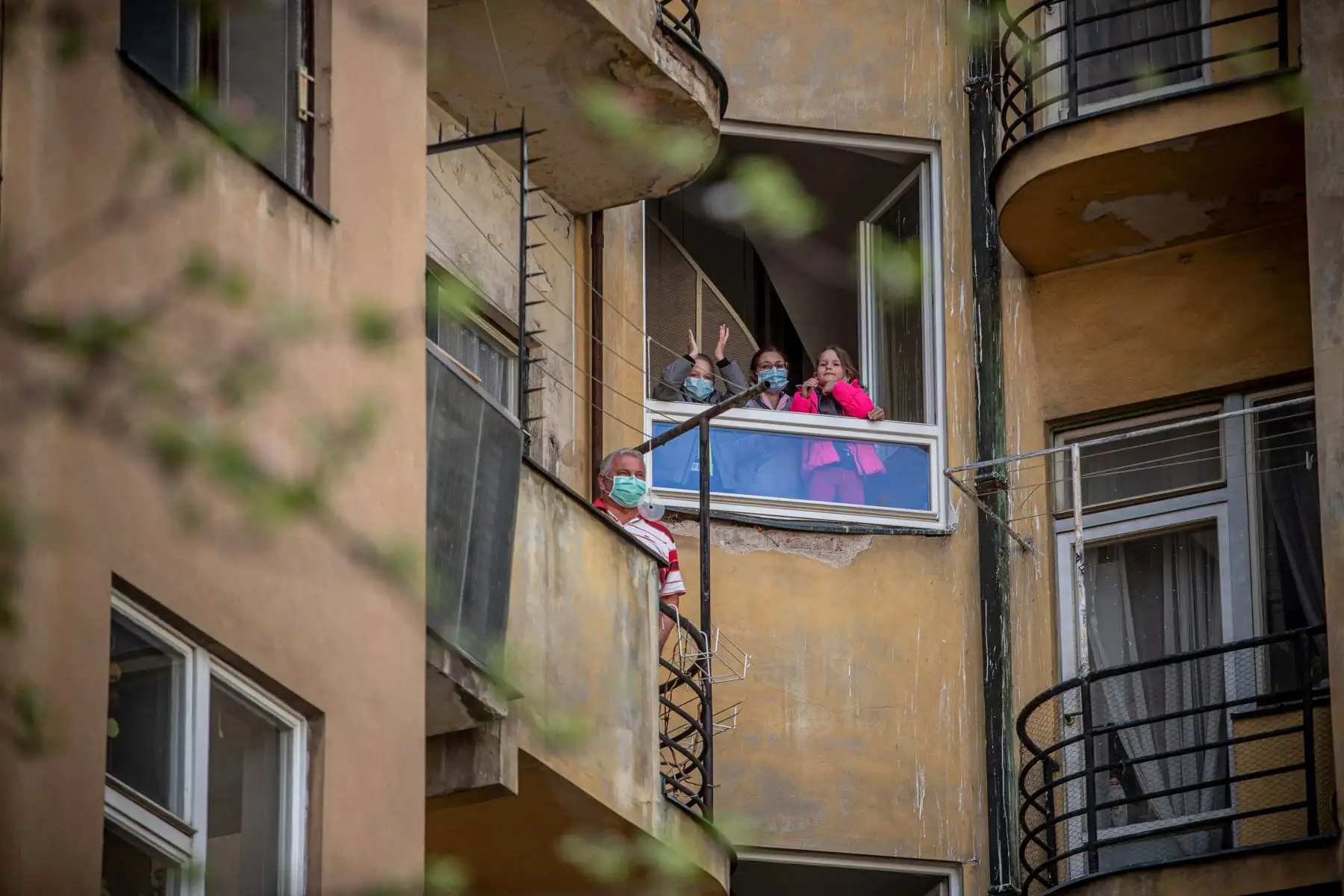 Los vecinos se mostraron agradecidos por el espectáculo. El objetivo de los eventos de Cirk La Putyka en las calles de la capital checa es brindar arte en vivo a las personas durante el encierro en medio de la pandemia del coronavirus COVID-19. Foto: EFE