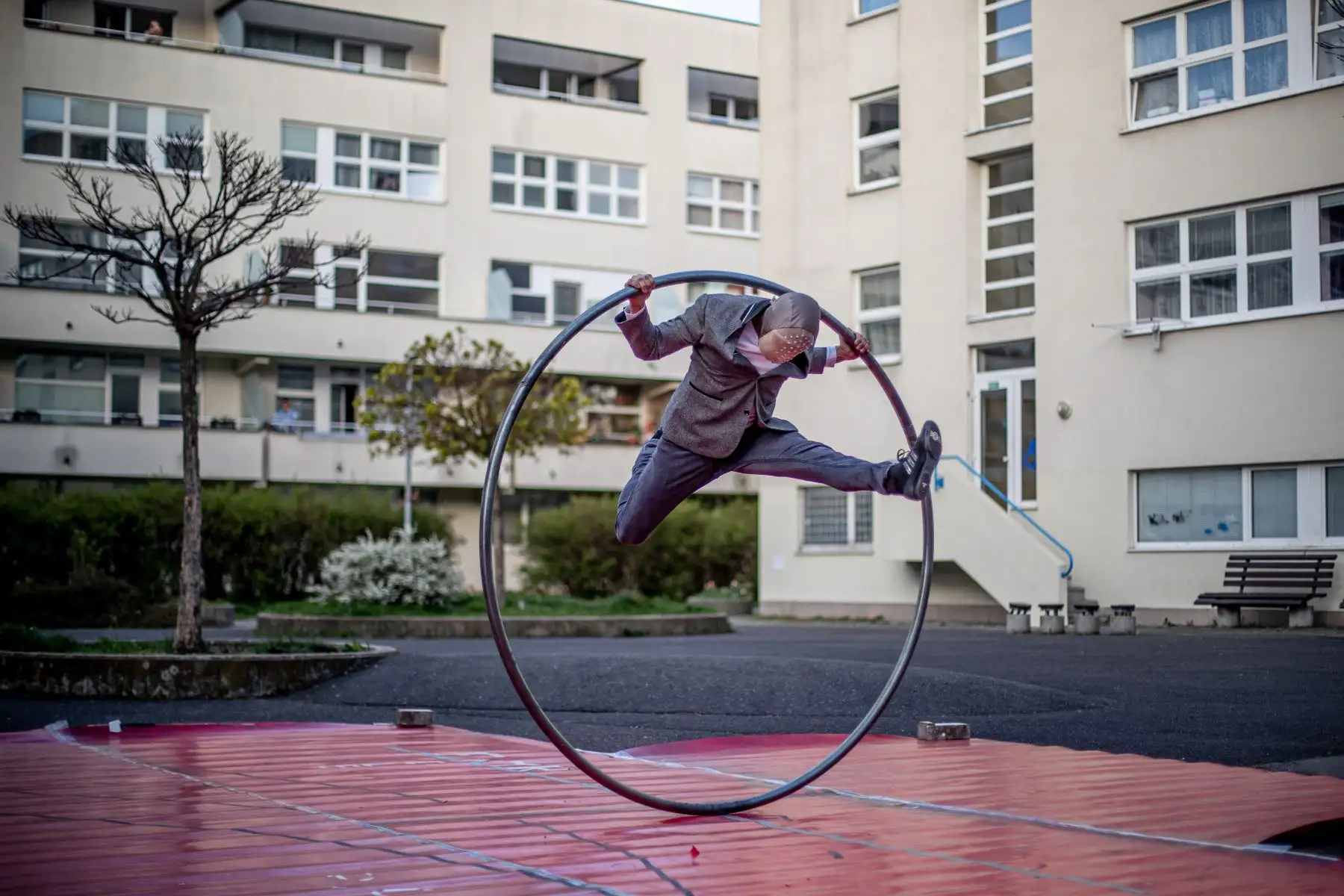 Miembros de la compañía de circo contemporáneo Cirk La Putyka actúan en un patio para entretener a los residentes locales en Praga, República Checa. El objetivo de los eventos de Cirk La Putyka en las calles de la capital checa es brindar arte en vivo a las personas durante el encierro en medio de la pandemia del coronavirus COVID-19. Foto: EFE