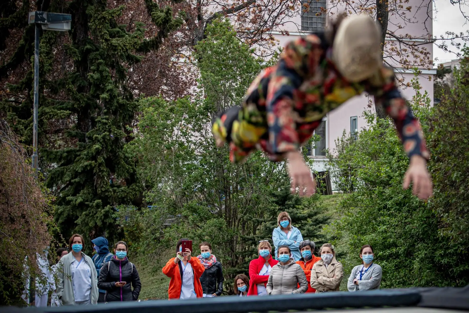 Miembros de la compañía de circo contemporáneo Cirk La Putyka actúan en un patio para entretener a los residentes locales en Praga, República Checa. El objetivo de los eventos de Cirk La Putyka en las calles de la capital checa es brindar arte en vivo a las personas durante el encierro en medio de la pandemia del coronavirus COVID-19. Foto: EFE