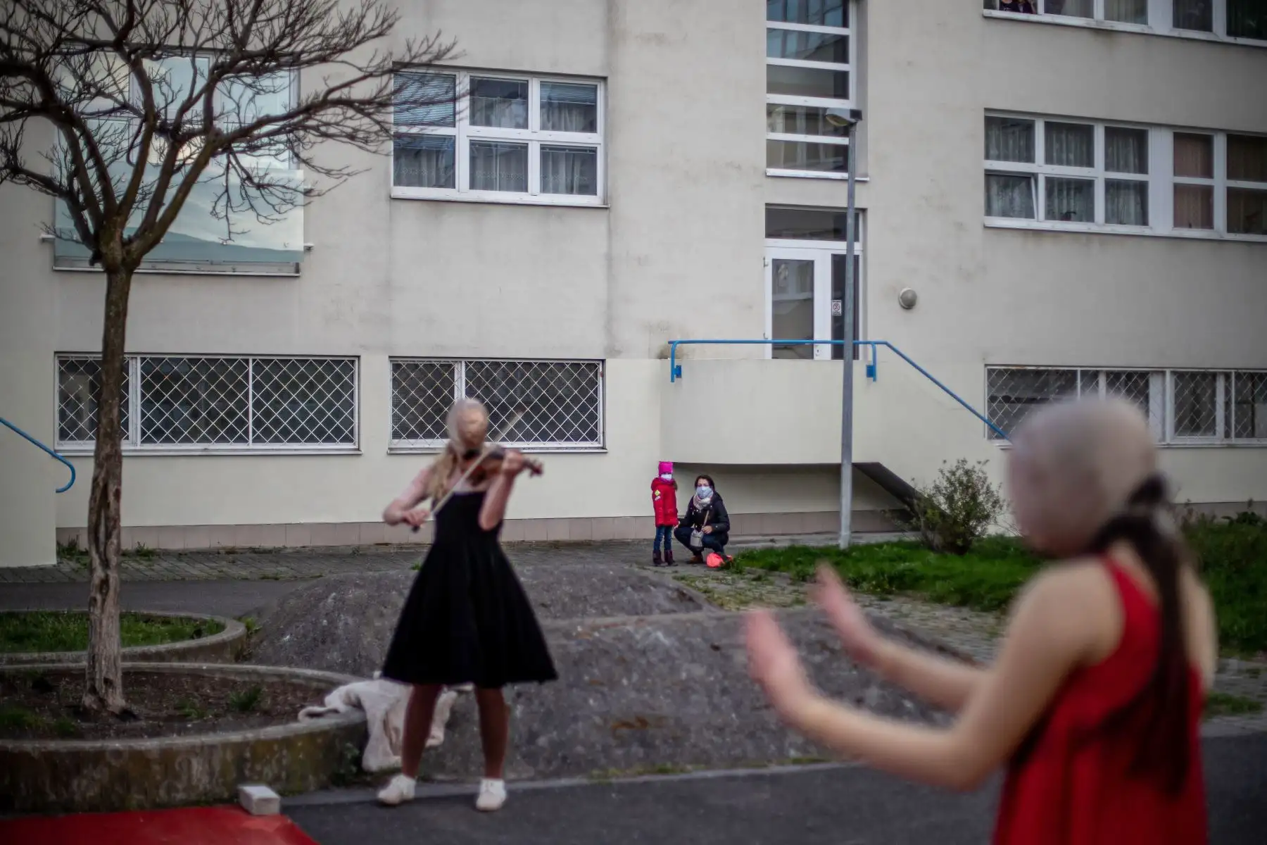 Miembros de la compañía de circo contemporáneo Cirk La Putyka actúan en un patio para entretener a los residentes locales en Praga, República Checa. El objetivo de los eventos de Cirk La Putyka en las calles de la capital checa es brindar arte en vivo a las personas durante el encierro en medio de la pandemia del coronavirus COVID-19. Foto: EFE
