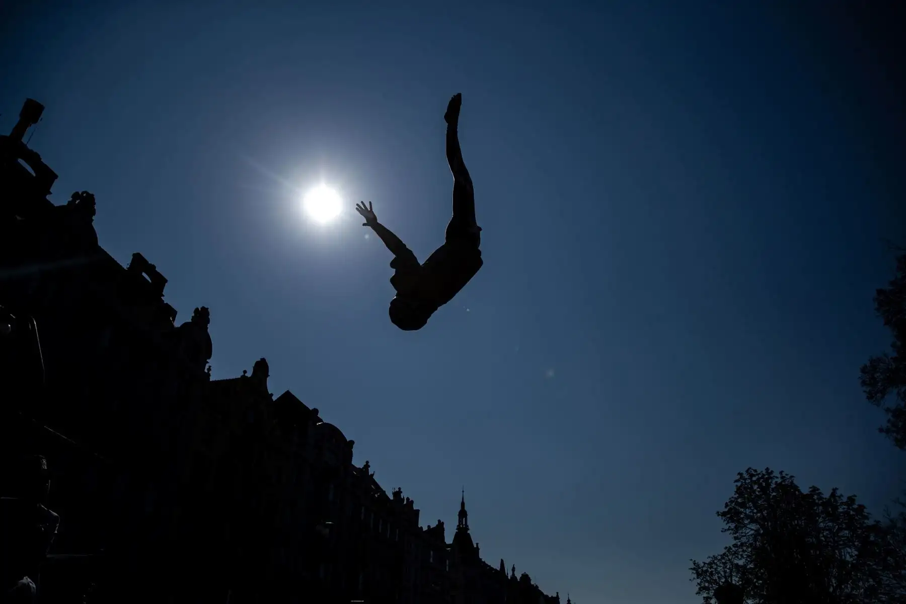 Miembros de la compañía de circo contemporáneo Cirk La Putyka actúan en un patio para entretener a los residentes locales en Praga, República Checa. El objetivo de los eventos de Cirk La Putyka en las calles de la capital checa es brindar arte en vivo a las personas durante el encierro en medio de la pandemia del coronavirus COVID-19. Foto: EFE