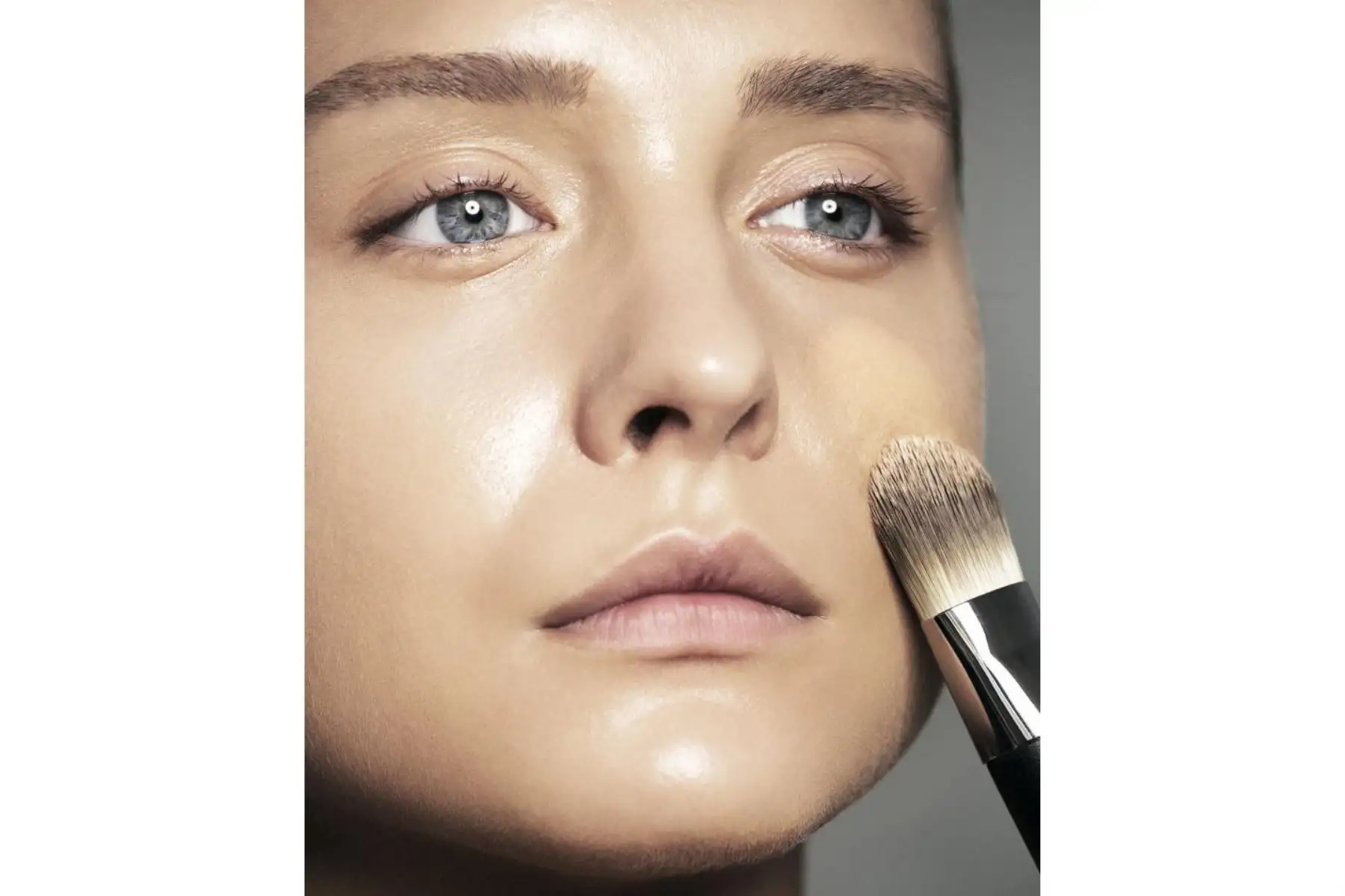 Especialista recomendó reducir el uso del maquillaje y limitarse a la crema humectante, que es absorbida fácilmente por la piel, para reducir el riesgo de contagio de coronavirus.