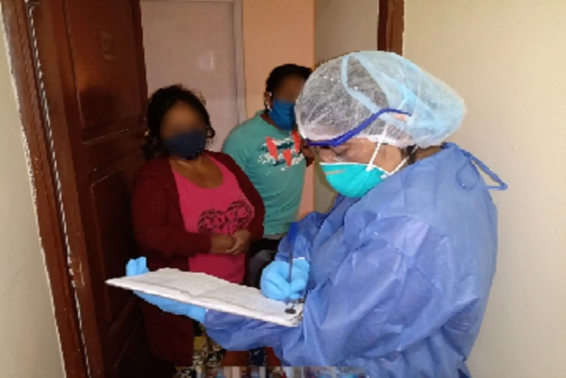 La Plataforma Multisectorial Regional Covid-19 de Junín priorizó el fortalecimiento de la capacidad de respuesta de las redes de salud, con énfasis en la atención primaria y la conformación de equipos de respuesta rápida, el cerco epidemiológico y seguimiento de casos positivos. ANDINA/Difusión