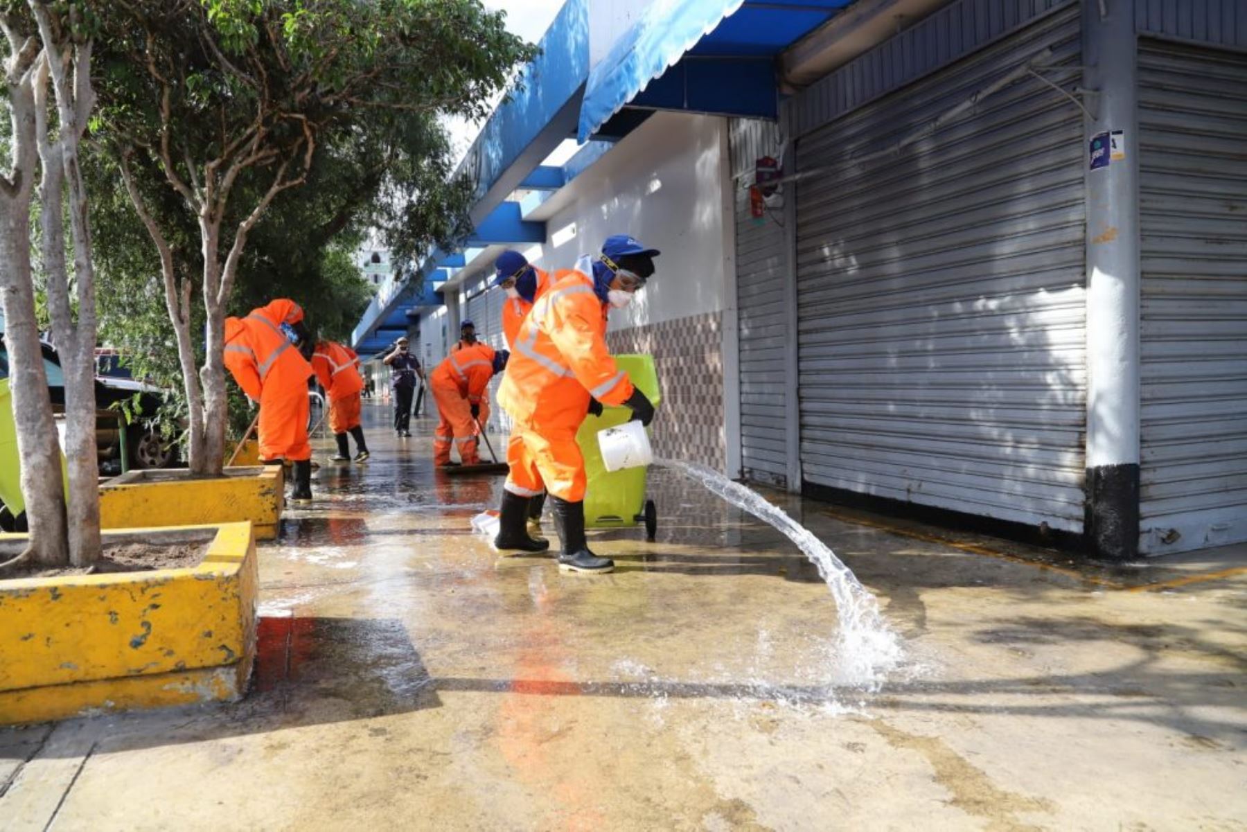 Miraflores: desinfectan áreas comunes del mercado de Santa Cruz. Foto: ANDINA/Difusión.