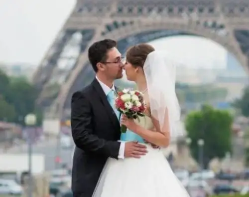 Esposos en Torre Eiffel de Francia. Foto: Internet