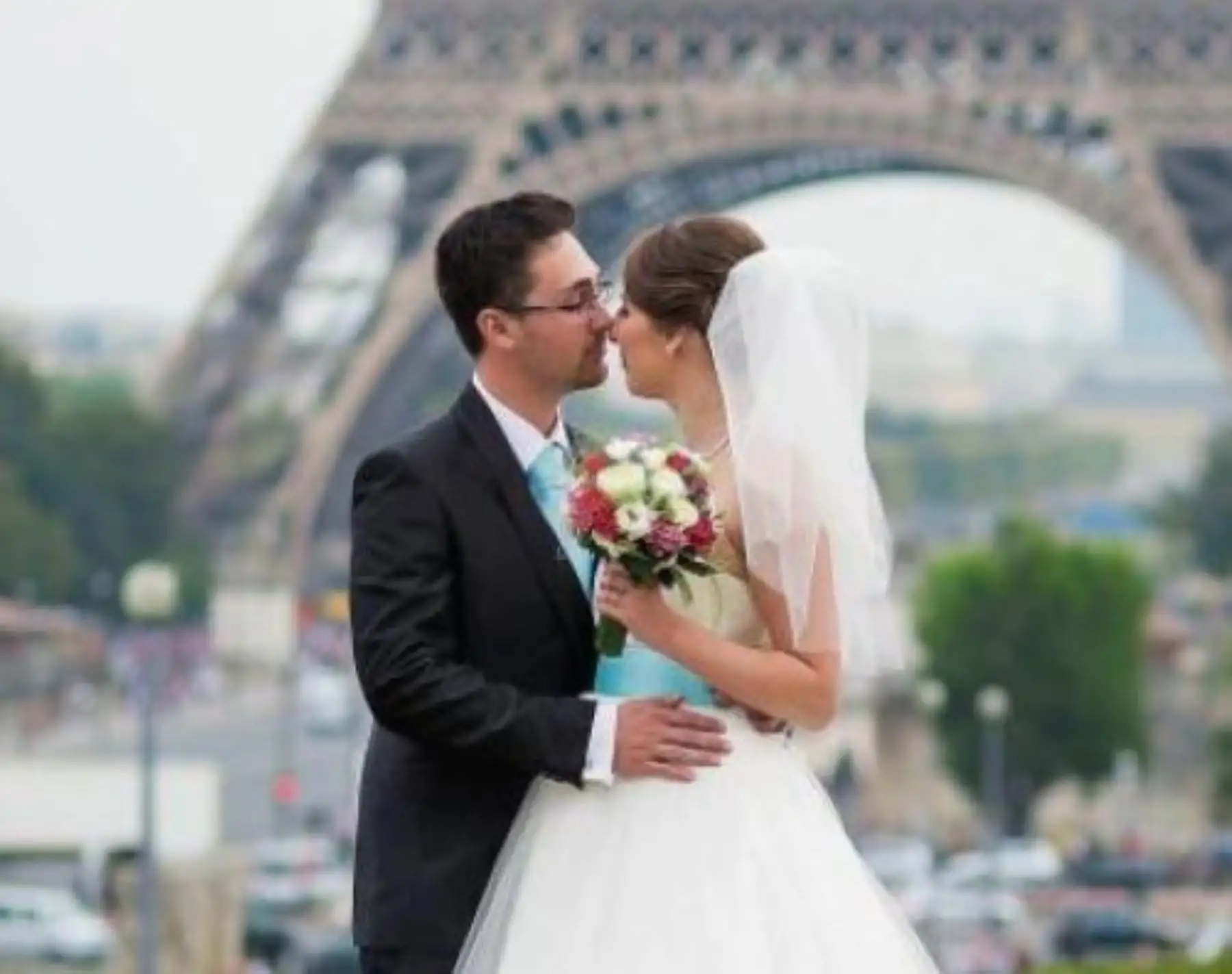 Esposos en Torre Eiffel de Francia. Foto: Internet