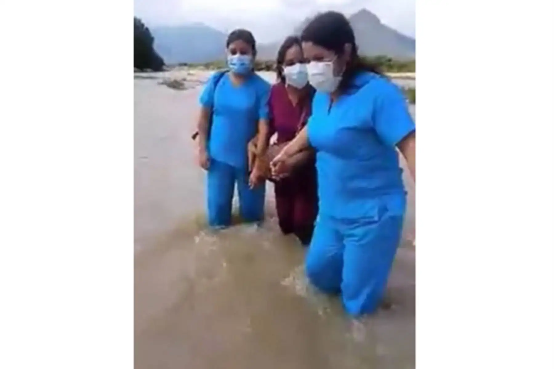 Conoce a las heroínas de la salud de Piura que arriesgan sus vidas al cruzar una caudalosa quebrada para atender a pacientes del centro de salud Buenos Aires de Morropón.