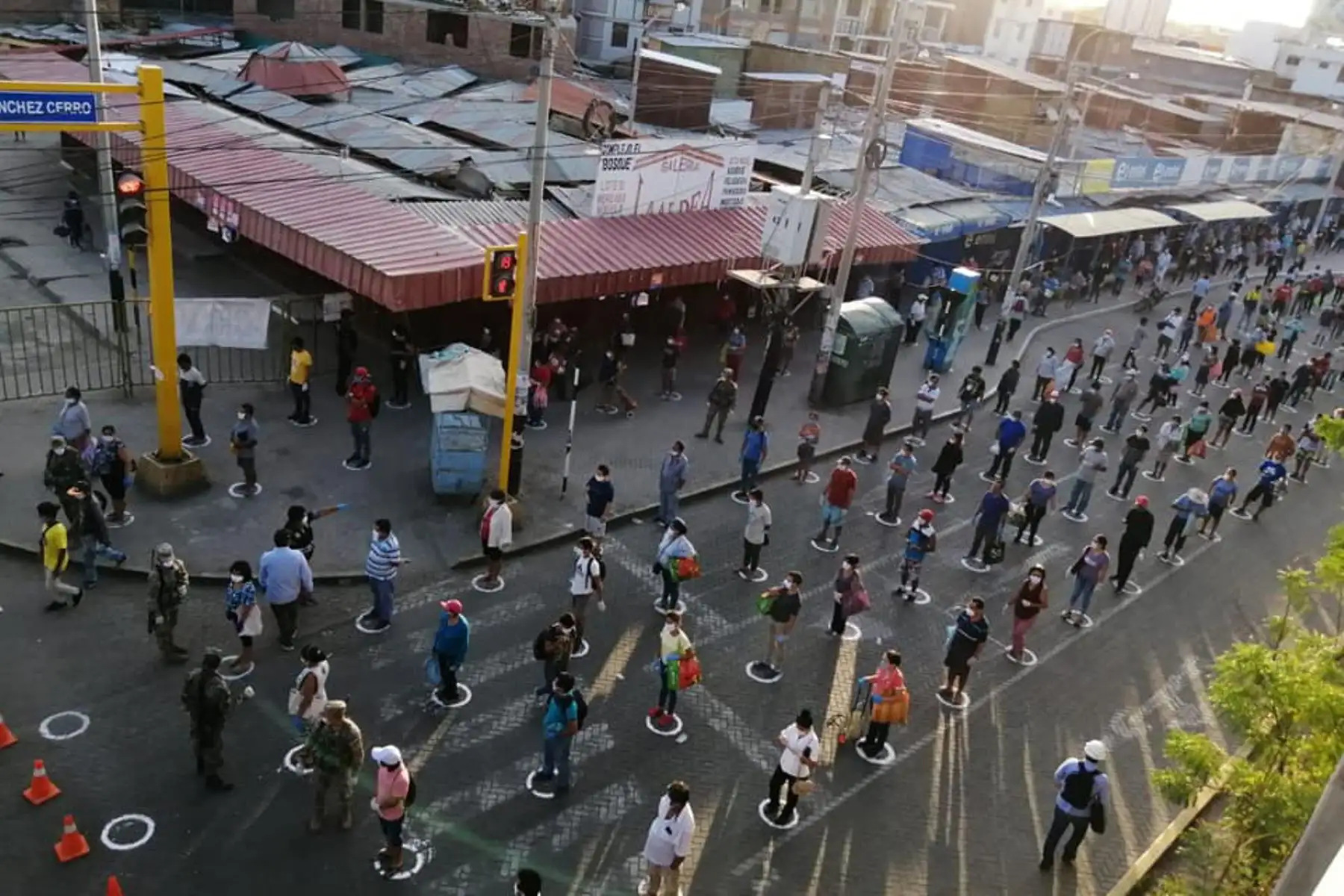 Así se ordenan los piuranos para ingresar al mercado y evitar ser contagiados por el coronavirus. ANDINA/Difusión