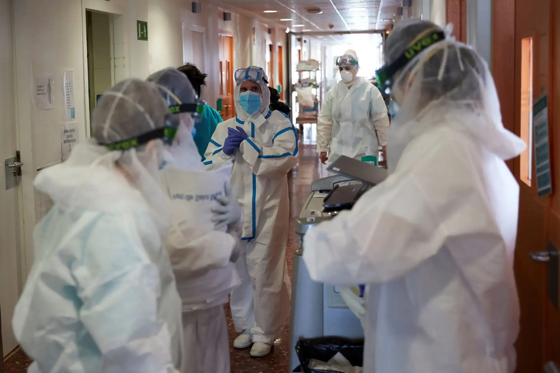 Profesionales de salud realizan su trabajo con enfermos de COVID-19 en la Unidad de Cuidados Intensivos del hospital Del Mar de Barcelona. Foto: EFE