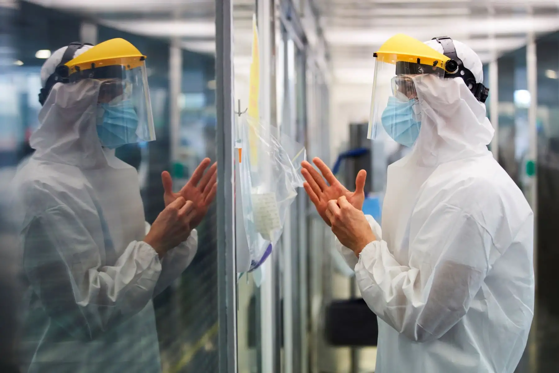 Profesionales de salud realizan su trabajo con enfermos de COVID-19 en la Unidad de Cuidados Intensivos del hospital Del Mar de Barcelona. Foto: EFE