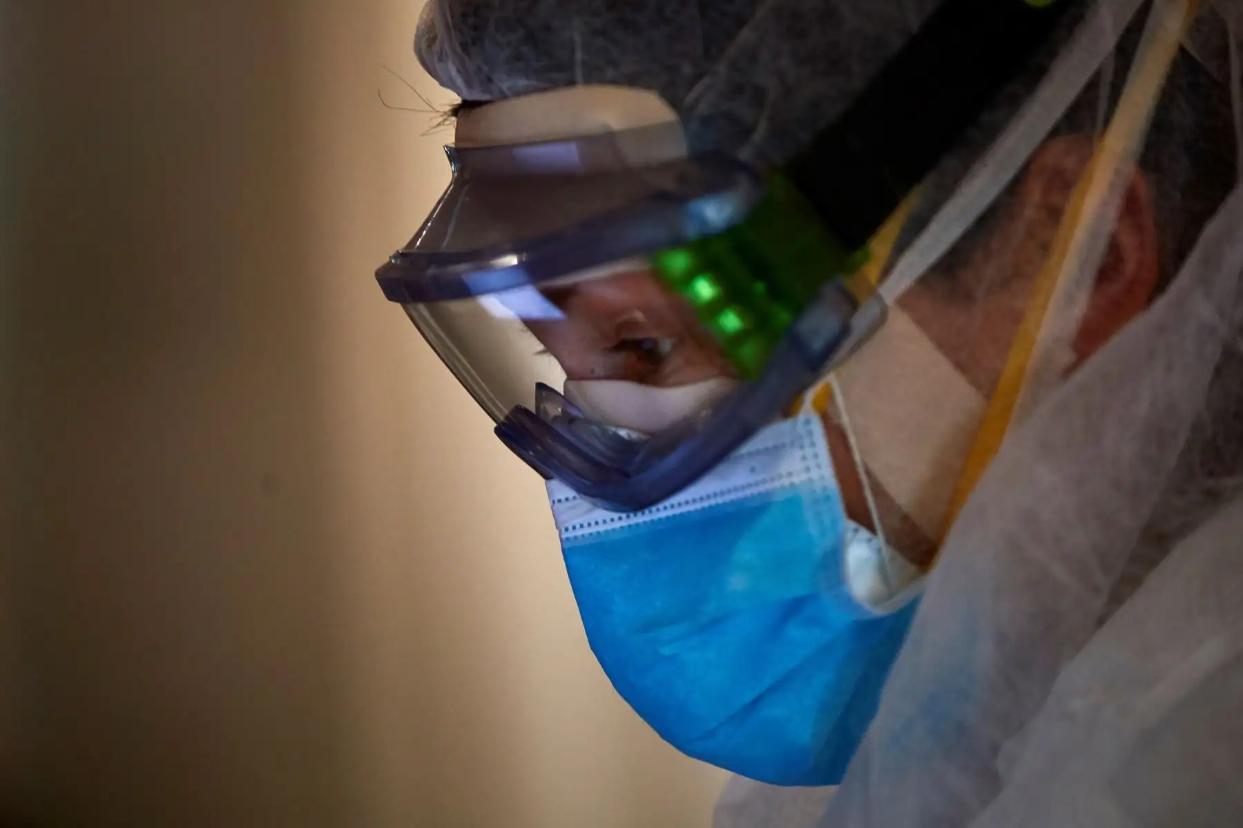 Profesionales de salud realizan su trabajo con enfermos de COVID-19 en la Unidad de Cuidados Intensivos del hospital Del Mar de Barcelona. Foto: EFE
