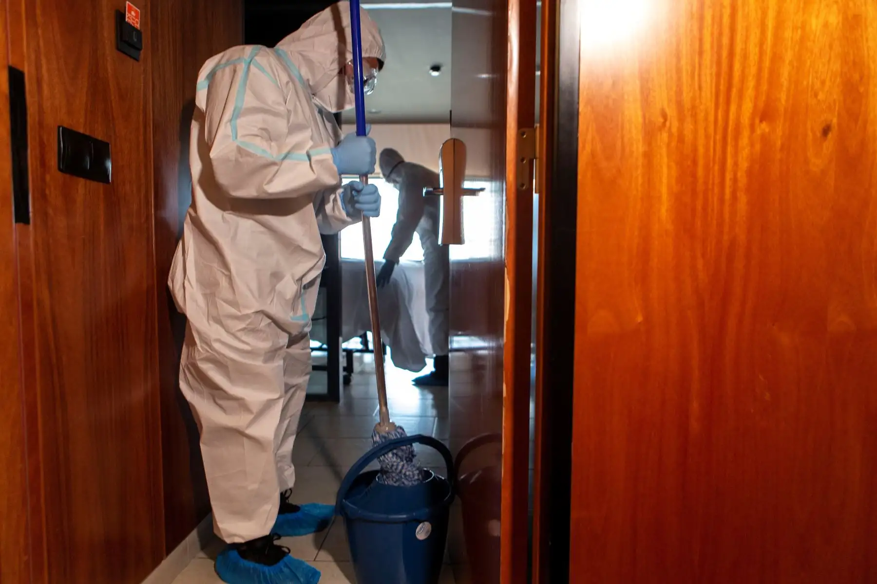 Personal sanitario realiza su tarea en el Hotel Princess de Barcelona que aloja a pacientes provenientes del Hospital del Mar donde permanecerán durante el período de convalecencia. Foto: EFE