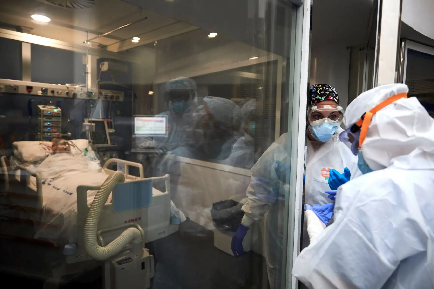 Profesionales de salud realizan su trabajo con enfermos de COVID-19 en la Unidad de Cuidados Intensivos del hospital Del Mar de Barcelona. Foto: EFE
