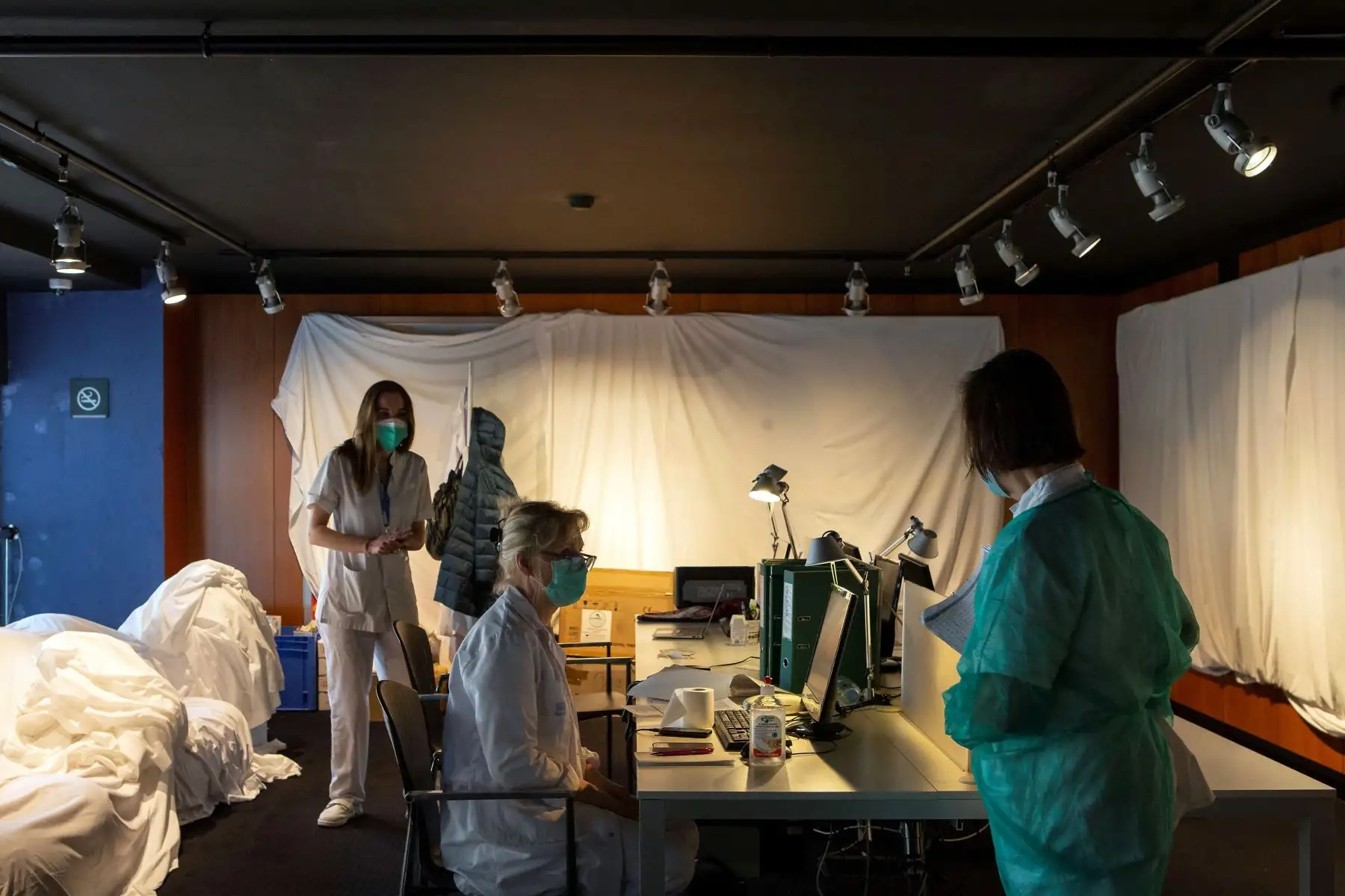 Personal sanitario recibe en el Hotel Princess de Barcelona a pacientes provenientes del Hospital del Mar donde permanecerán durante el período de convalecencia. Foto: EFE