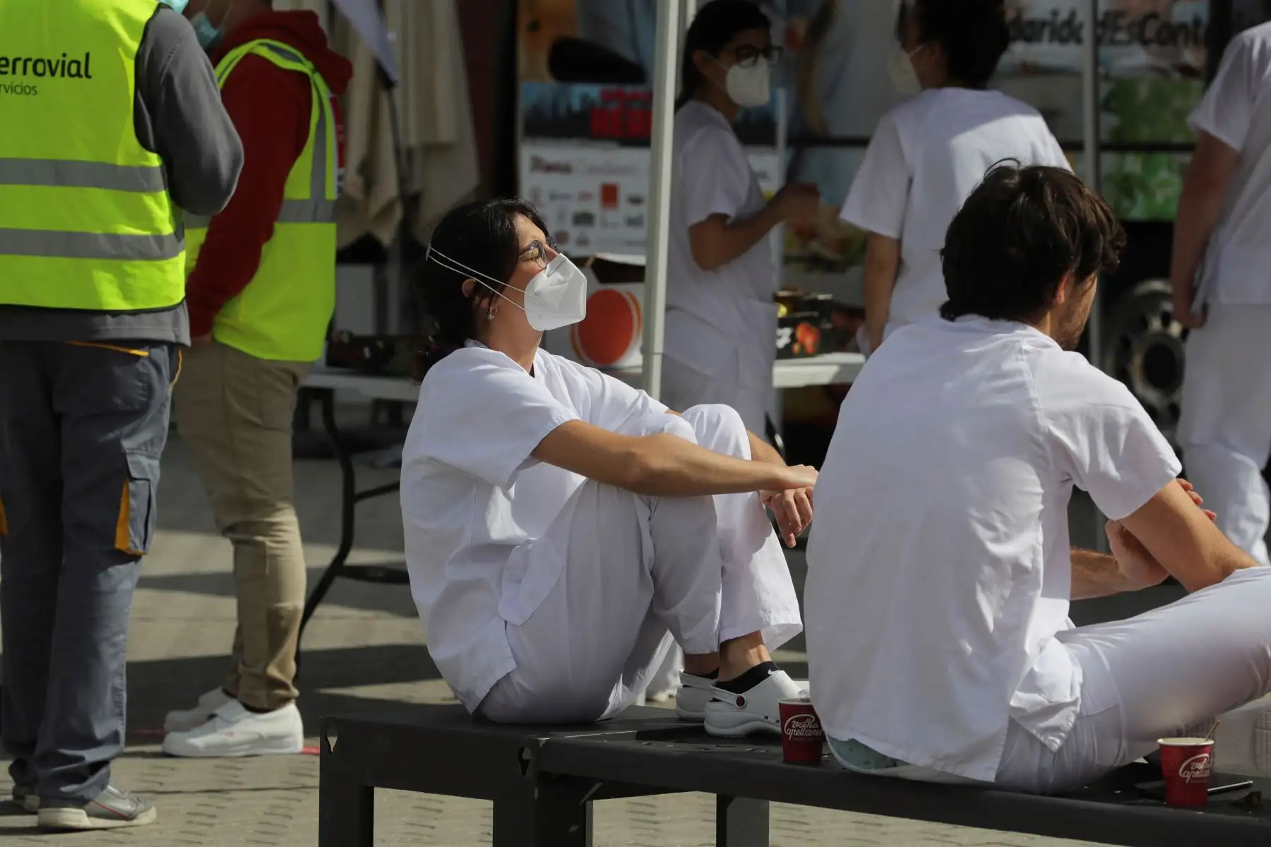 Trabajadores sanitarios se toman un descanso en el hospital temporal de Ifema, habilitado para tratar a pacientes de coronavirus, en Madrid. Foto: EFE
