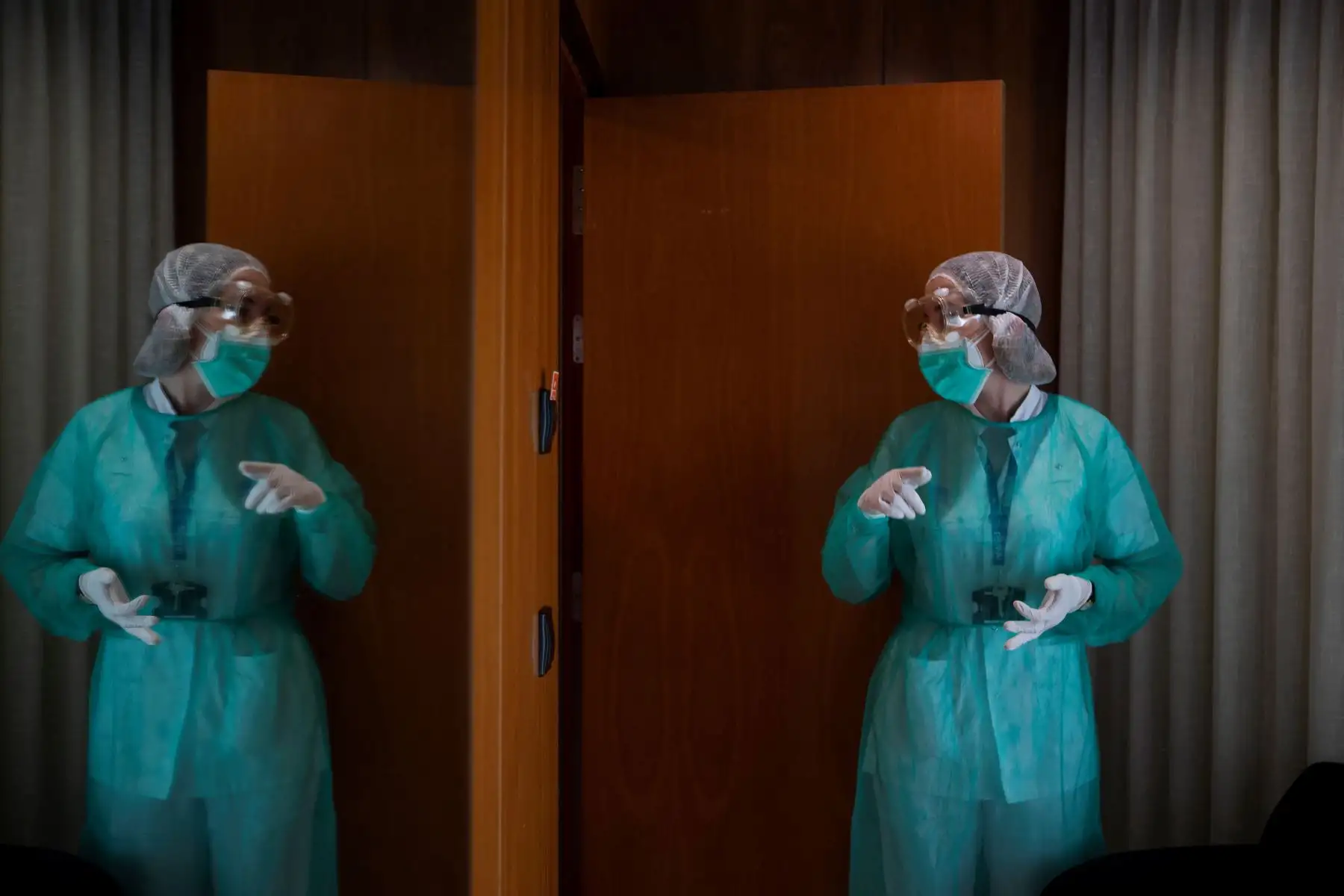 Personal sanitario realiza su tarea en el Hotel Princess de Barcelona que aloja a pacientes provenientes del Hospital del Mar donde permanecerán durante el período de convalecencia. Foto: EFE