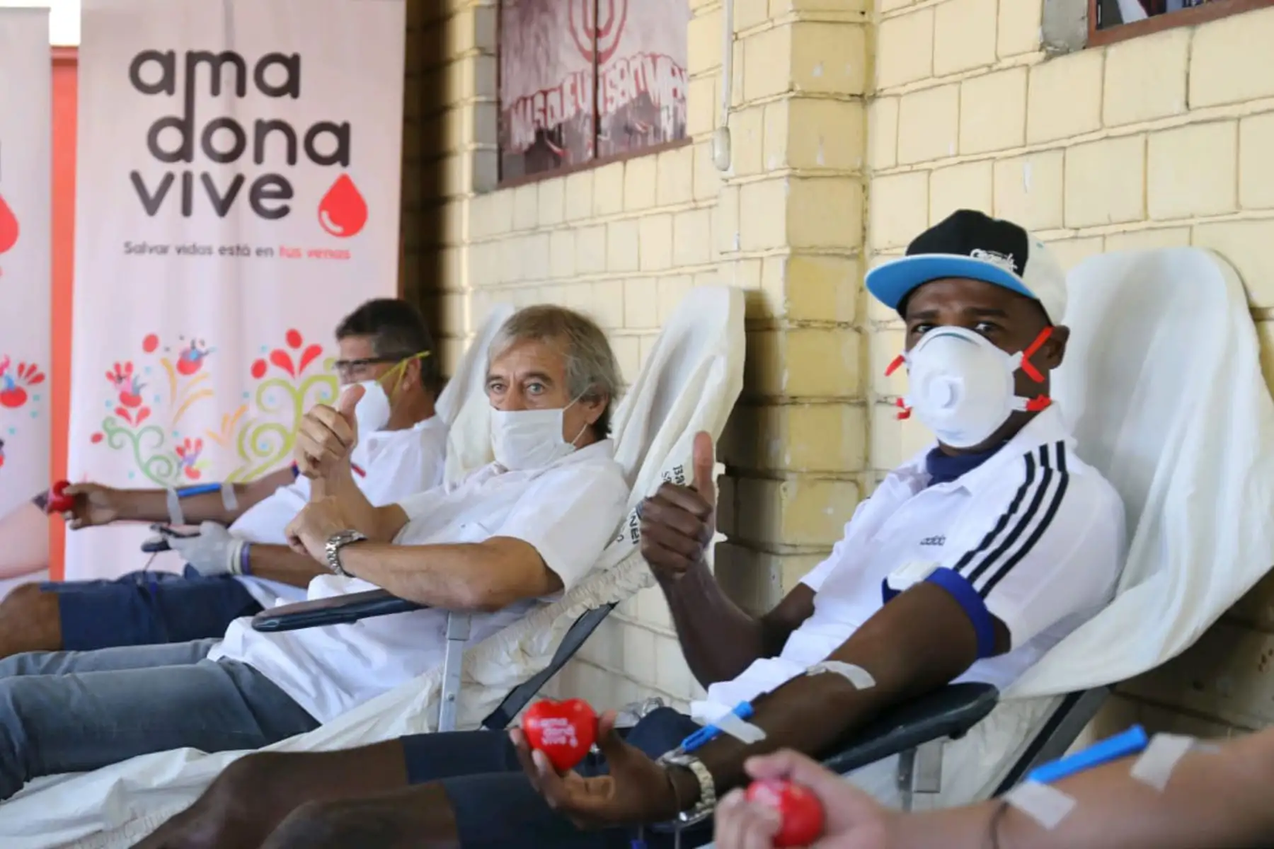 Los ex jugadores del club Universitario,
se suman a la campaña de donación de sangre. Foto: Ministerio de Salud.