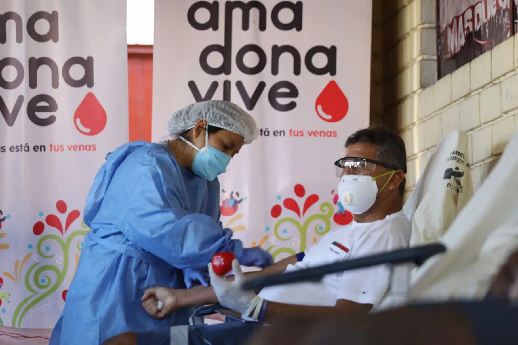 Los ex jugadores del club Universitario,
se suman a la campaña de donación de sangre. Foto: Ministerio de Salud.