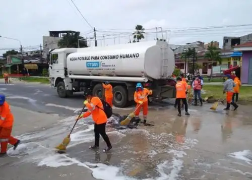 En un trabajo conjunto, la Municipalidad Provincial de Maynas y el Ejército peruano ejecutan jornadas de limpieza y desinfección de mercados y vías públicas, a fin de reducir los riesgos de contagio del coronavirus covid-19 en esa localidad de la región Loreto.