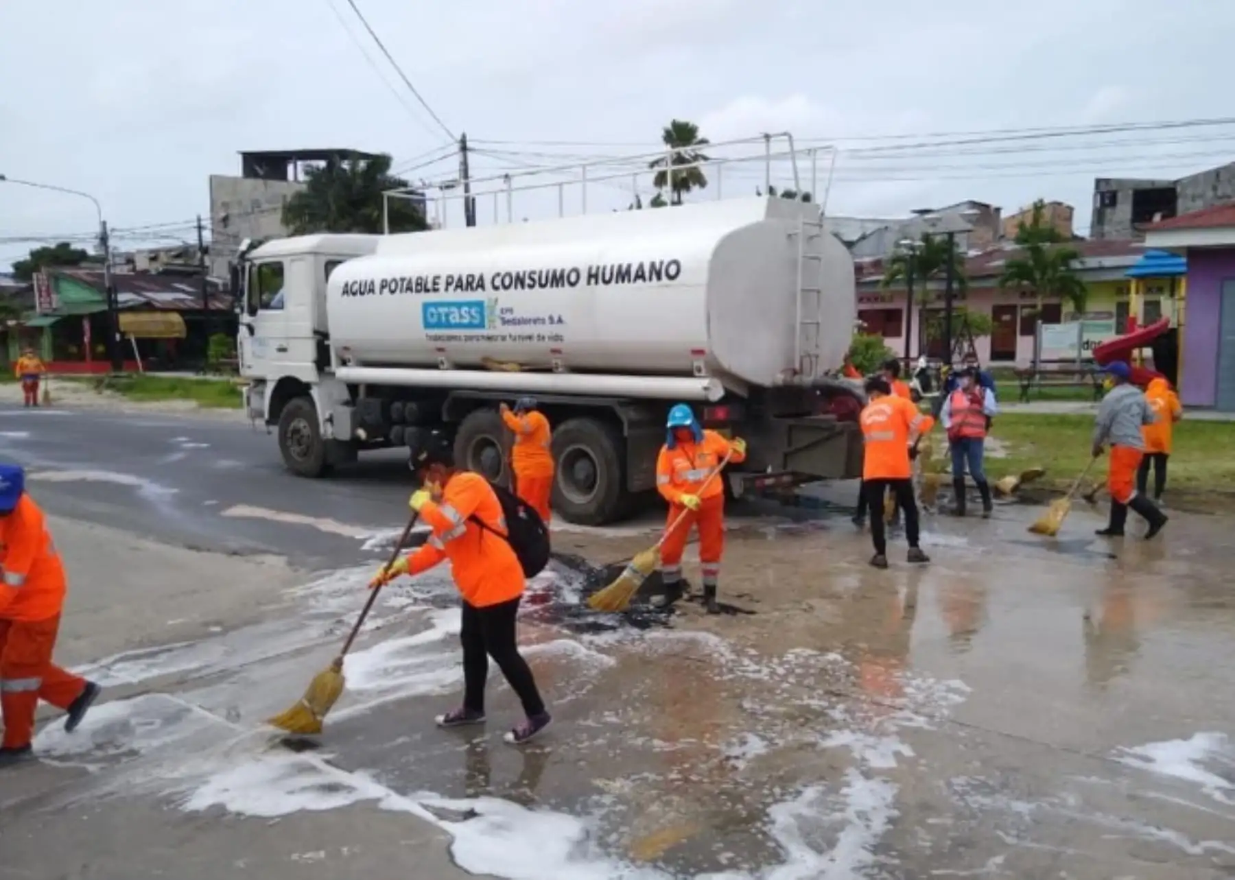 En un trabajo conjunto, la Municipalidad Provincial de Maynas y el Ejército peruano ejecutan jornadas de limpieza y desinfección de mercados y vías públicas, a fin de reducir los riesgos de contagio del coronavirus covid-19 en esa localidad de la región Loreto.