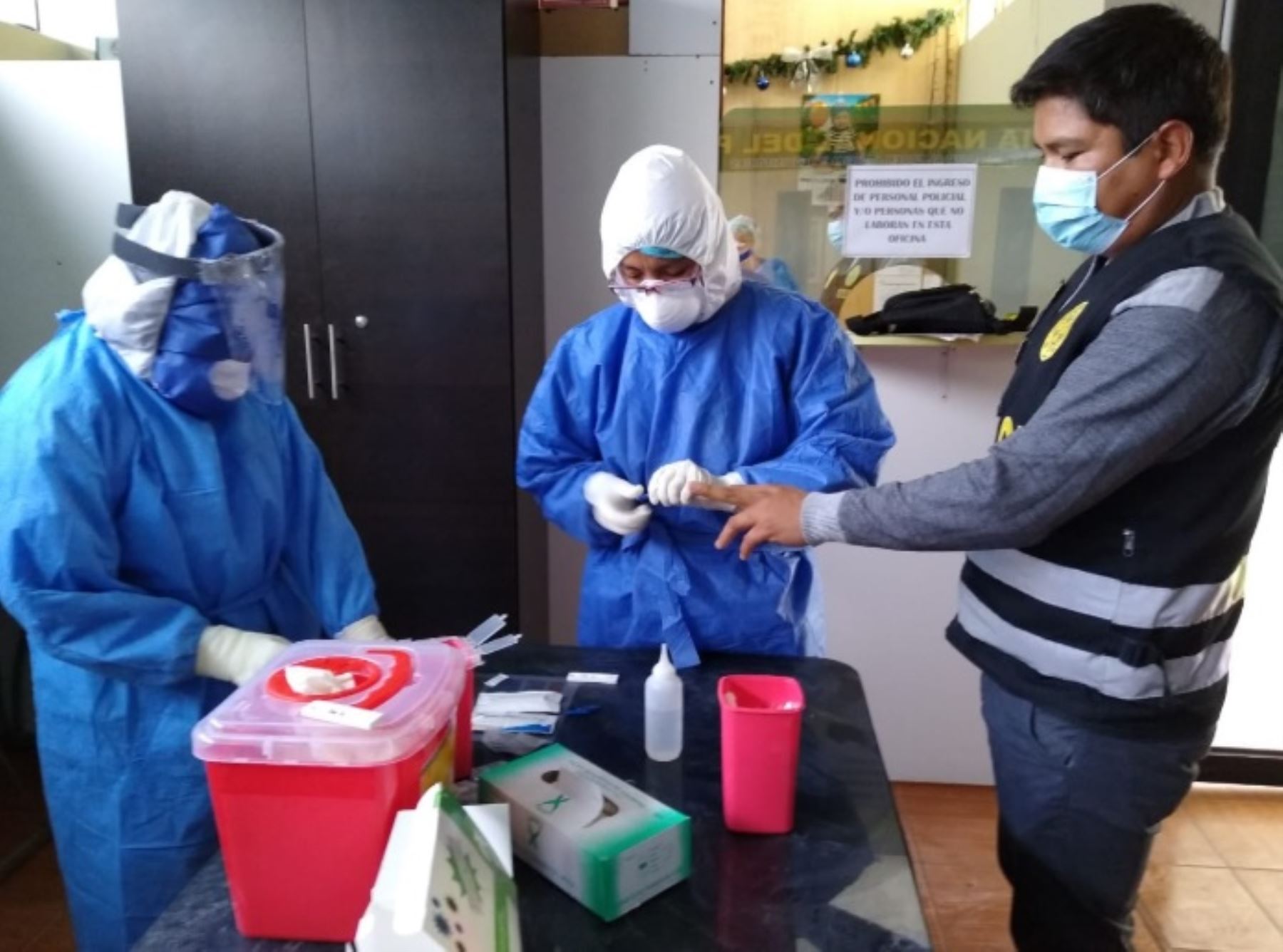 Un total de 40 agentes de la Dirección de Seguridad del Estado de la Policía Nacional del Perú (PNP) se vienen sometiendo a pruebas rápidas para detección del coronavirus covid-19 en la ciudad de Huancayo, región Junín.