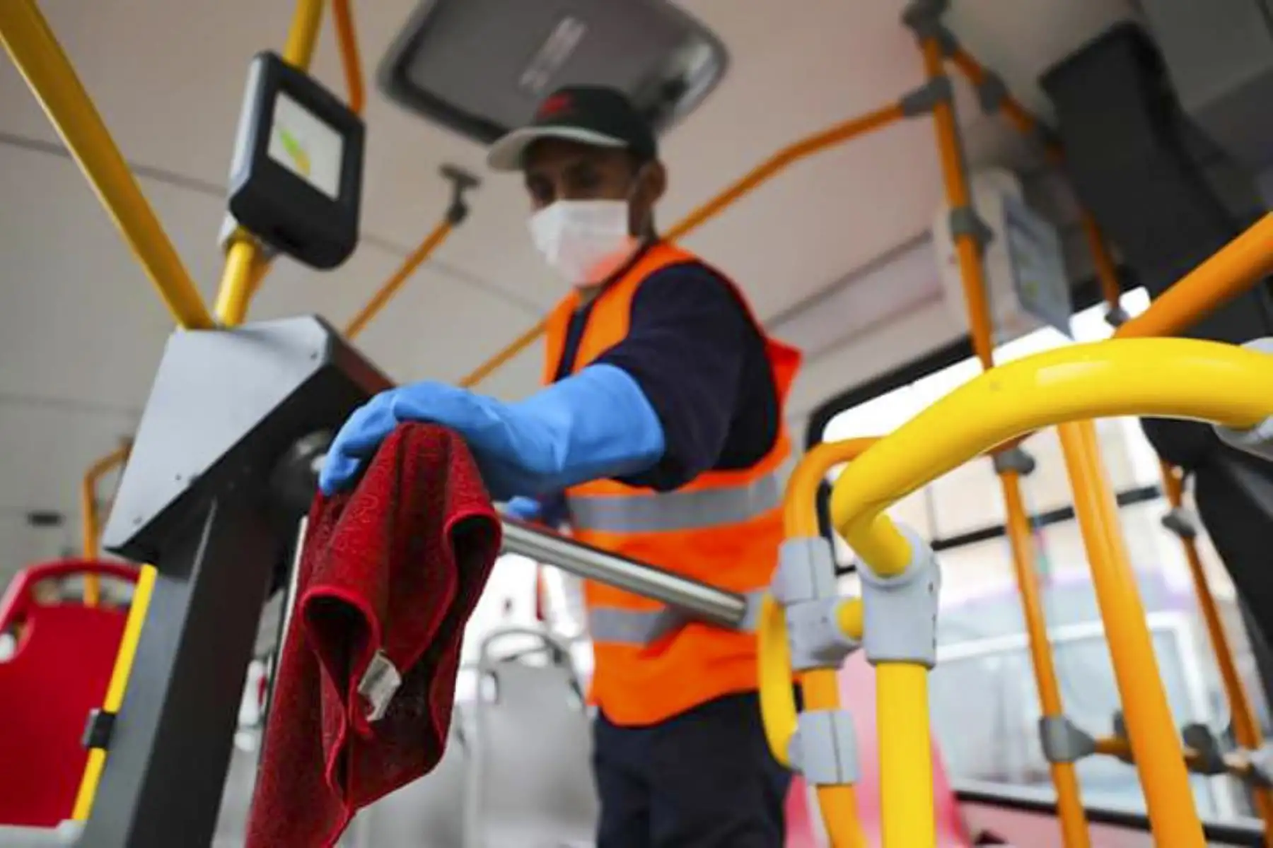 Metropolitano y corredores complementarios realizaron más de cuatro millones de viajes durante el primer mes del estado emergencia por Covid-19. Foto: MML