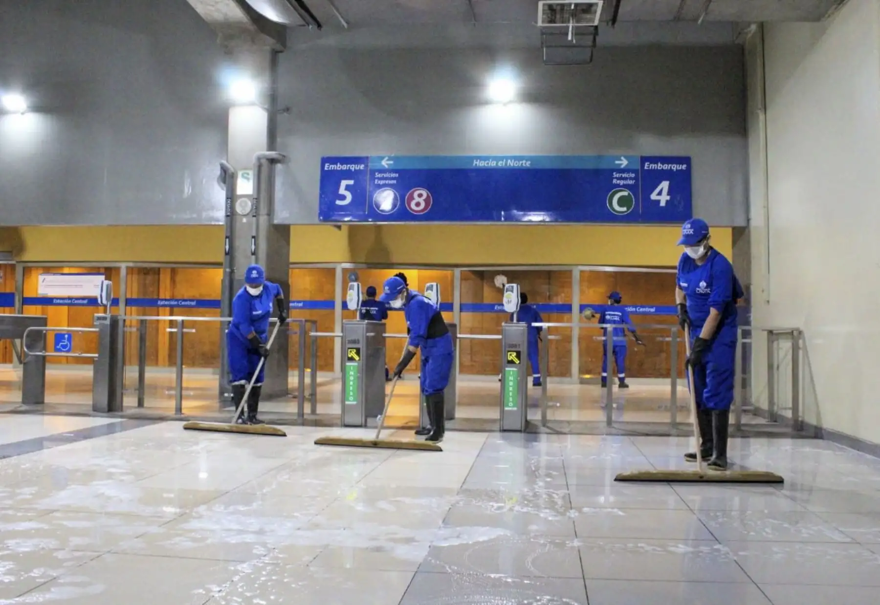 Después de cada cierre de los terminales se efectuaron labores de limpieza y desinfección. Foto: MML