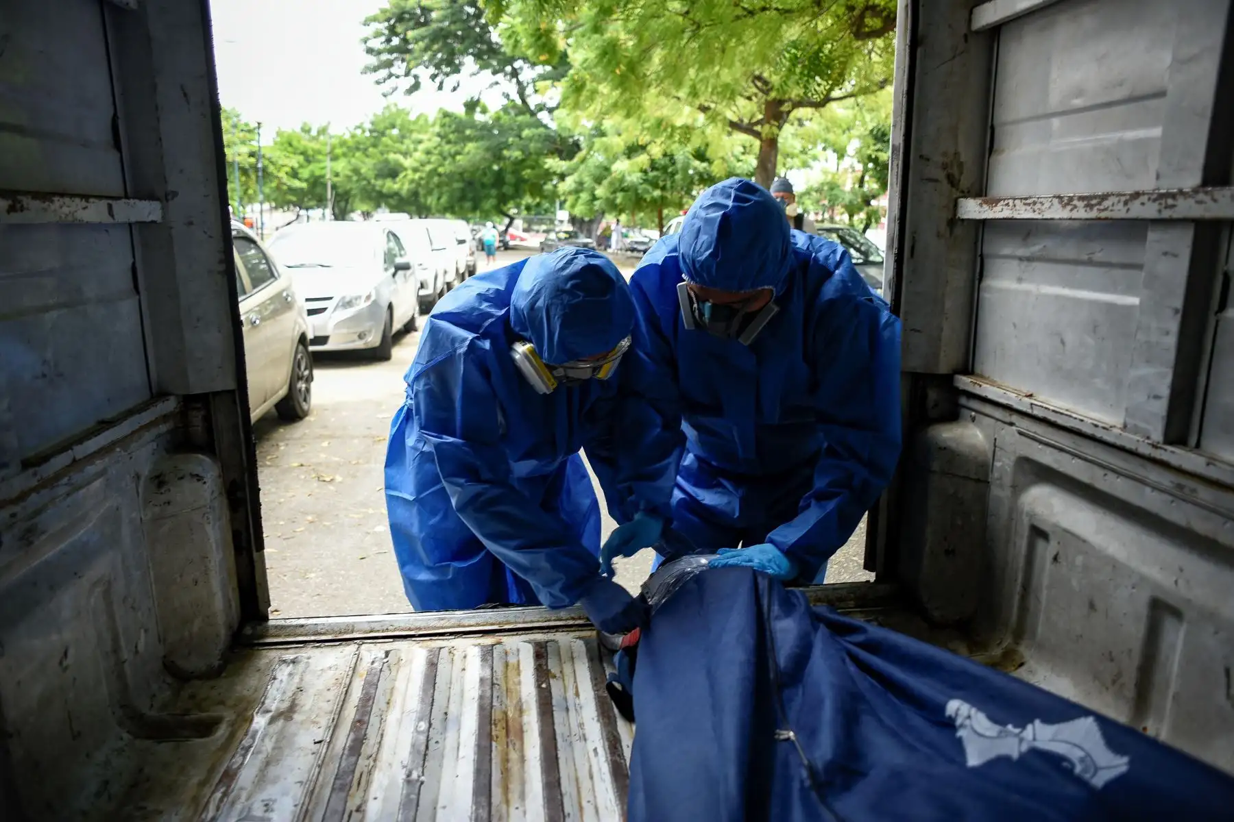 Policías ecuatorianos que forman parte del equipo de la Fuerza de Tarea Conjunta (FTC), para la recolección de los cadáveres en medio de la pandemia del COVID-19 en la ciudad de Guayaquil (Ecuador), se alistan hoy viernes, para ir a una casa en la ciudadela Sauces, a retirar un fallecido. Foto: EFE
