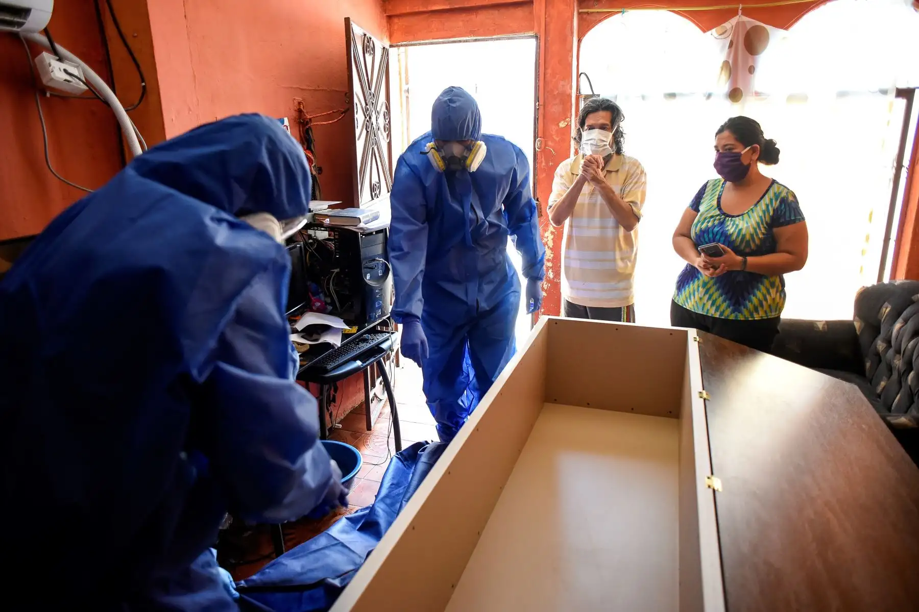 Policías ecuatorianos que forman parte del equipo de la Fuerza de Tarea Conjunta (FTC), para la recolección de los cadáveres en medio de la pandemia del COVID-19 en la ciudad de Guayaquil (Ecuador), se alistan hoy viernes, para ir a una casa en la ciudadela Sauces, a retirar un fallecido. Foto: EFE