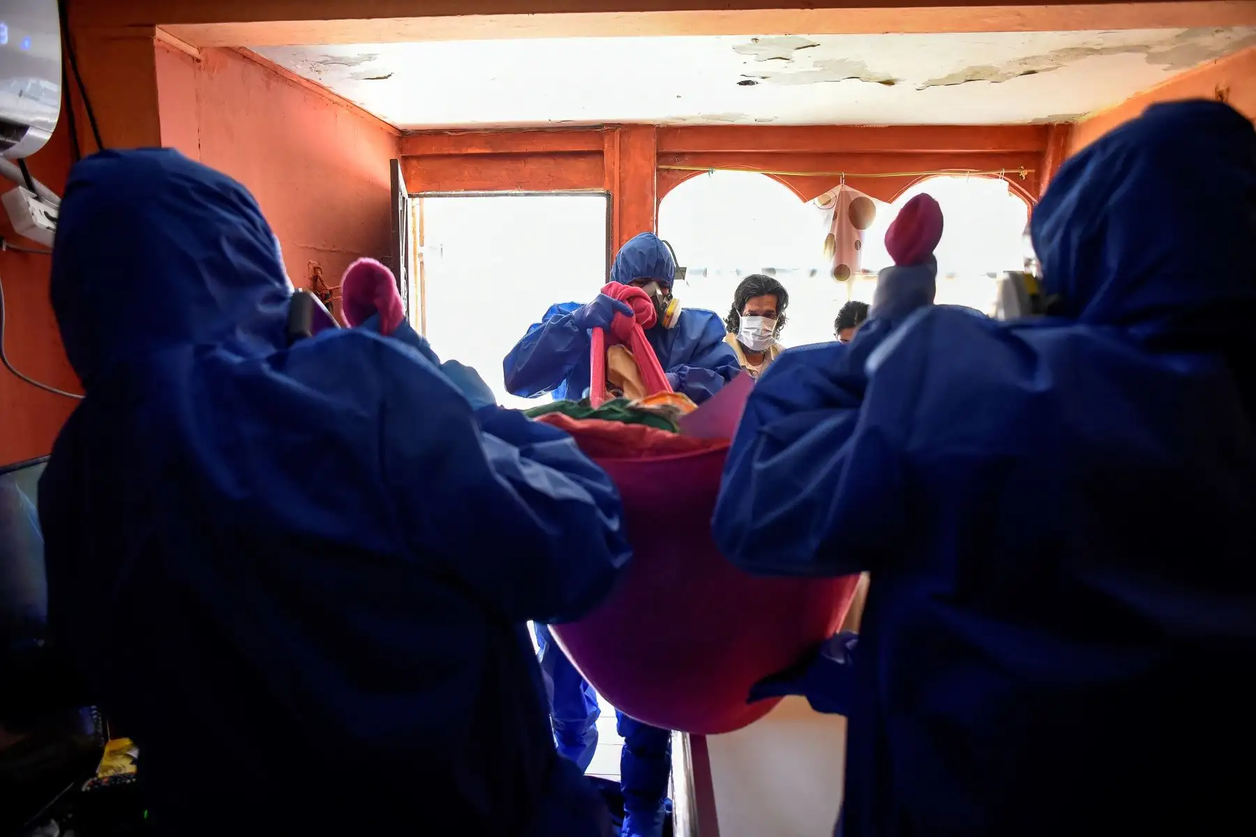 Policías ecuatorianos que forman parte del equipo de la Fuerza de Tarea Conjunta (FTC), para la recolección de los cadáveres en medio de la pandemia del COVID-19 en la ciudad de Guayaquil (Ecuador), se alistan hoy viernes, para ir a una casa en la ciudadela Sauces, a retirar un fallecido. Foto: EFE