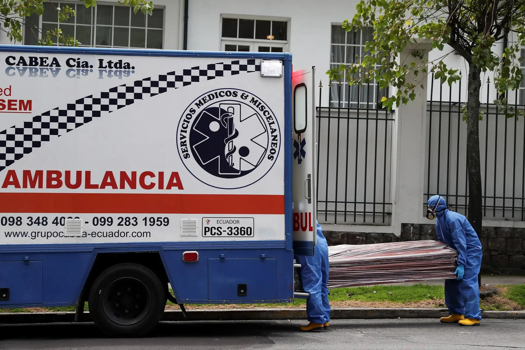 Policías ecuatorianos que forman parte del equipo de la Fuerza de Tarea Conjunta (FTC), para la recolección de los cadáveres en medio de la pandemia del COVID-19 en la ciudad de Guayaquil (Ecuador), se alistan hoy viernes, para ir a una casa en la ciudadela Sauces, a retirar un fallecido. Foto: EFE