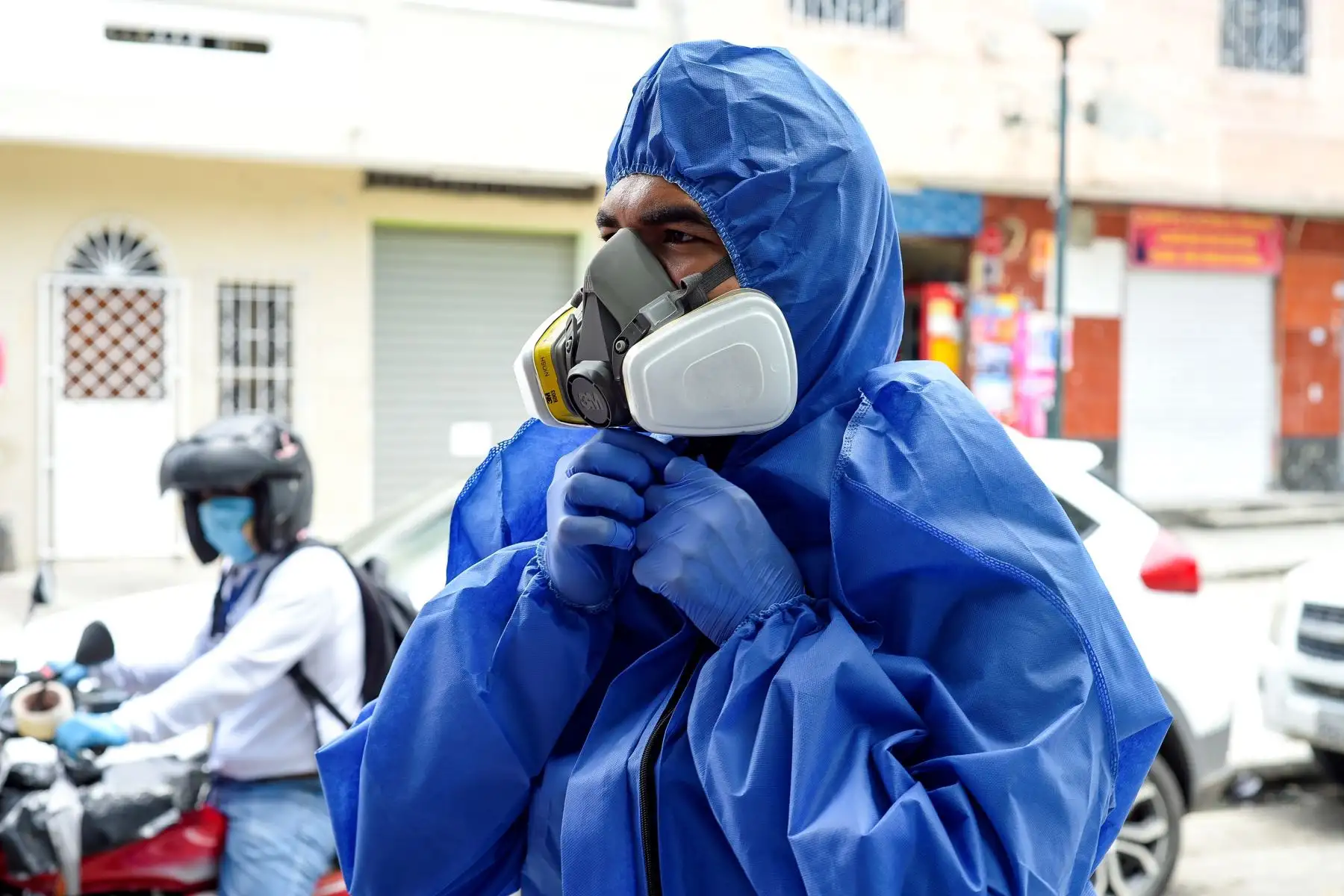 Policías ecuatorianos que forman parte del equipo de la Fuerza de Tarea Conjunta (FTC), para la recolección de los cadáveres en medio de la pandemia del COVID-19 en la ciudad de Guayaquil (Ecuador), se alistan hoy viernes, para ir a una casa en la ciudadela Sauces, a retirar un fallecido. Foto: EFE