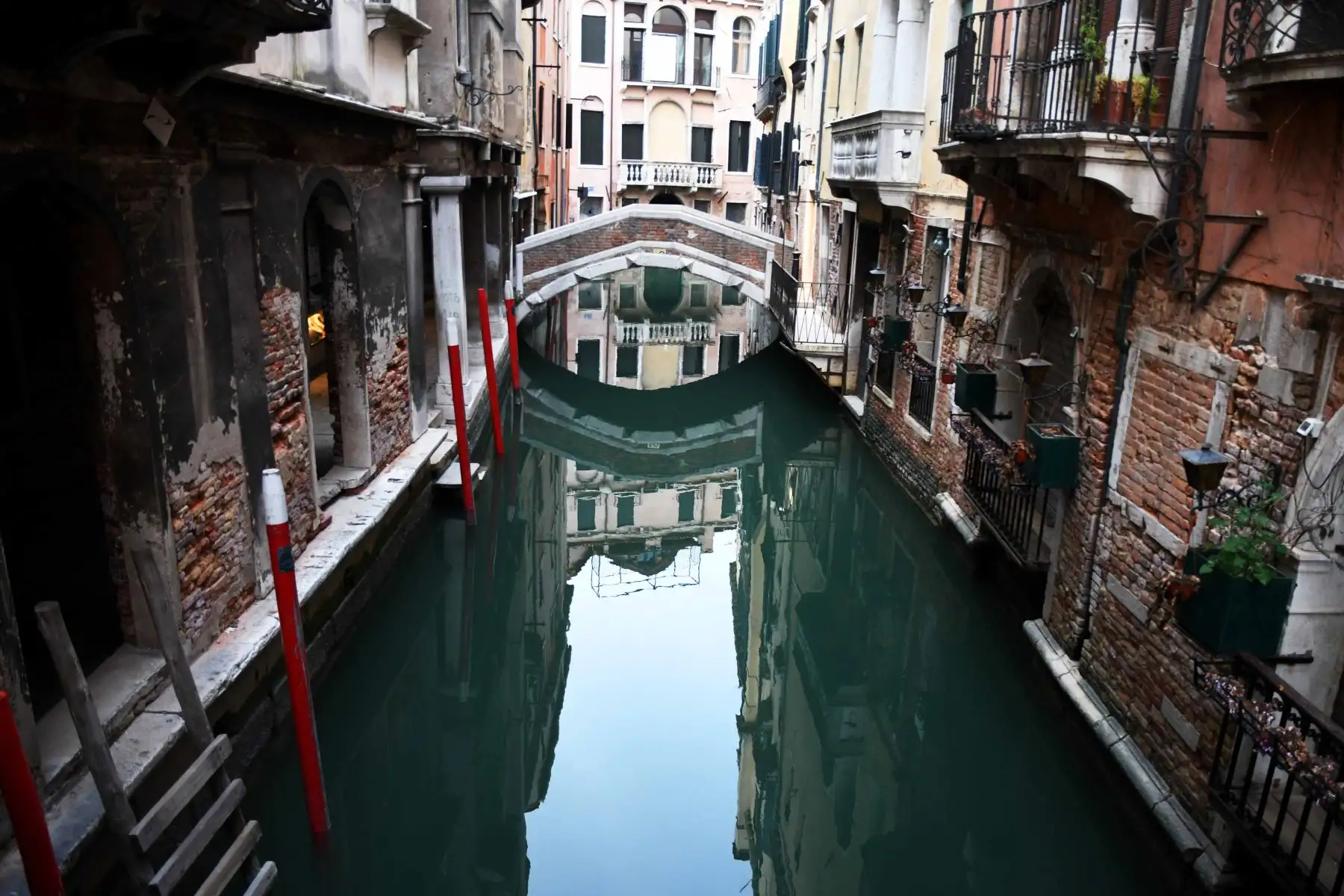 Esta imagen tomada el 17 de abril de 2020 muestra un canal claro en Venecia, mientras la nación busca frenar la propagación de la epidemia de COVID-19 causada por el nuevo coronavirus. Foto: AFP