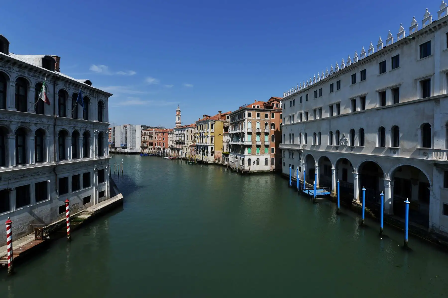 Esta imagen tomada el 17 de abril de 2020 muestra un canal claro en Venecia, mientras la nación busca frenar la propagación de la epidemia de COVID-19 causada por el nuevo coronavirus. Foto: AFP