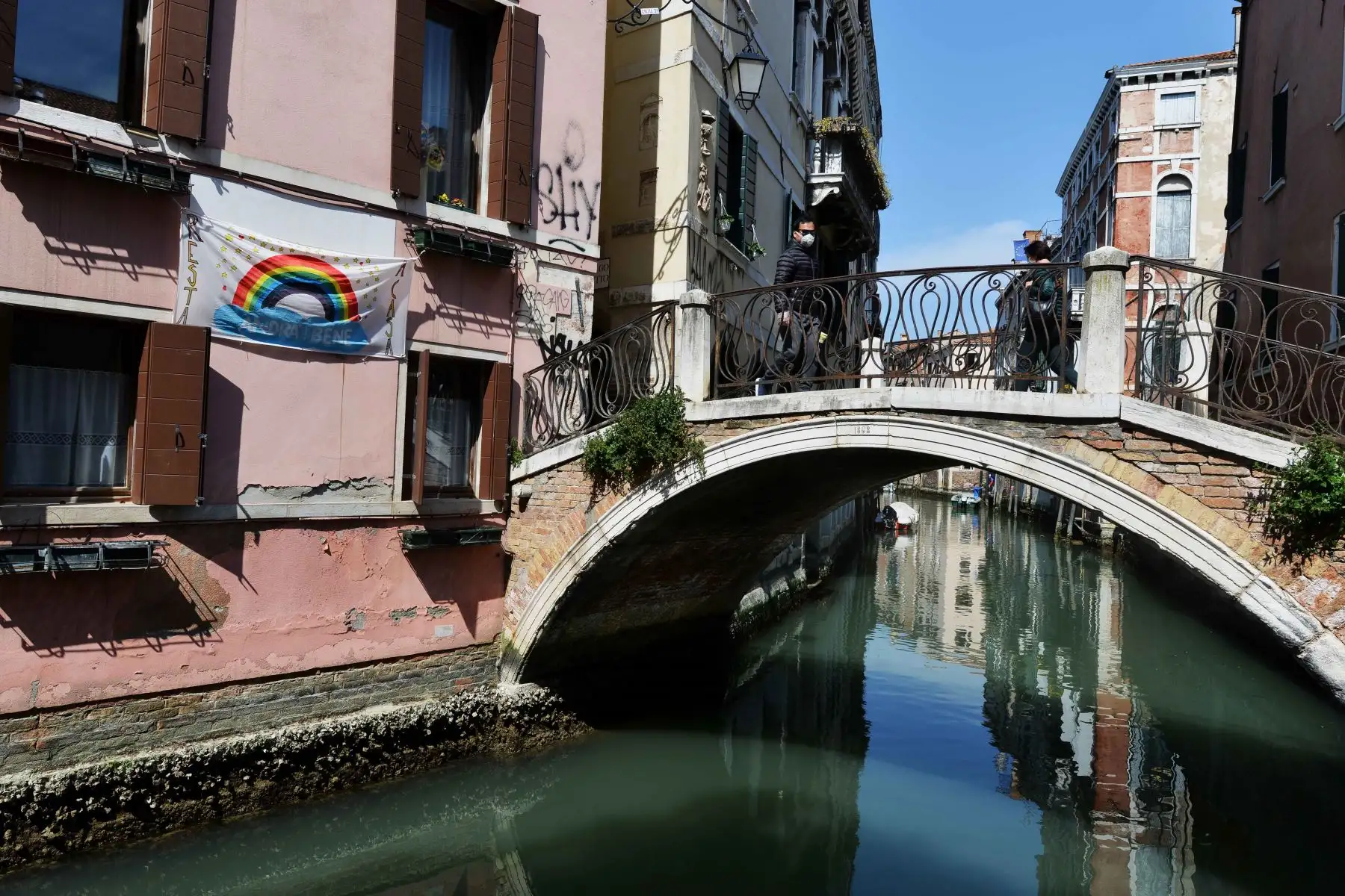 Esta imagen tomada el 17 de abril de 2020 muestra un canal claro en Venecia, mientras la nación busca frenar la propagación de la epidemia de COVID-19 causada por el nuevo coronavirus. Foto: AFP