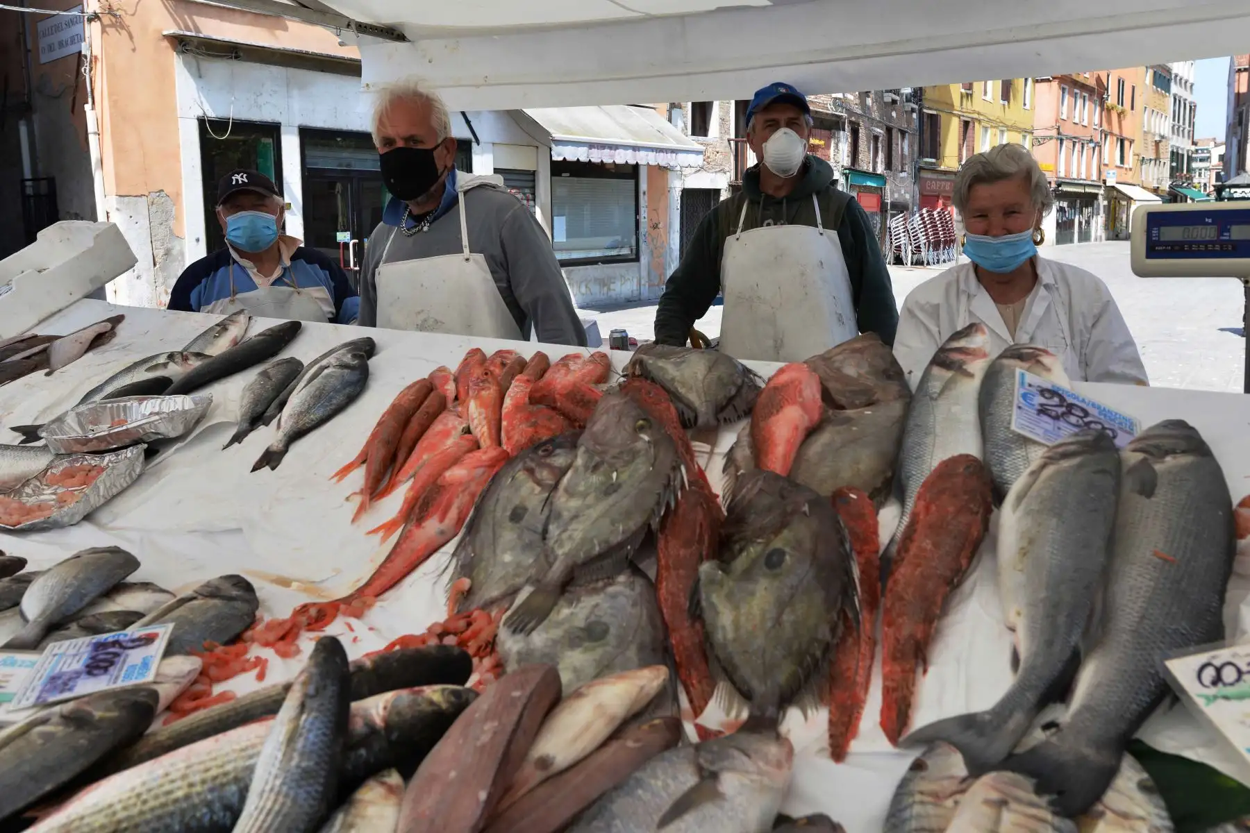 Los vendedores de pescado esperan a los clientes en un mercado en Venecia el 17 de abril de 2020, mientras el país busca frenar la propagación de la epidemia de COVID-19 causada por el nuevo coronavirus. Foto: AFP