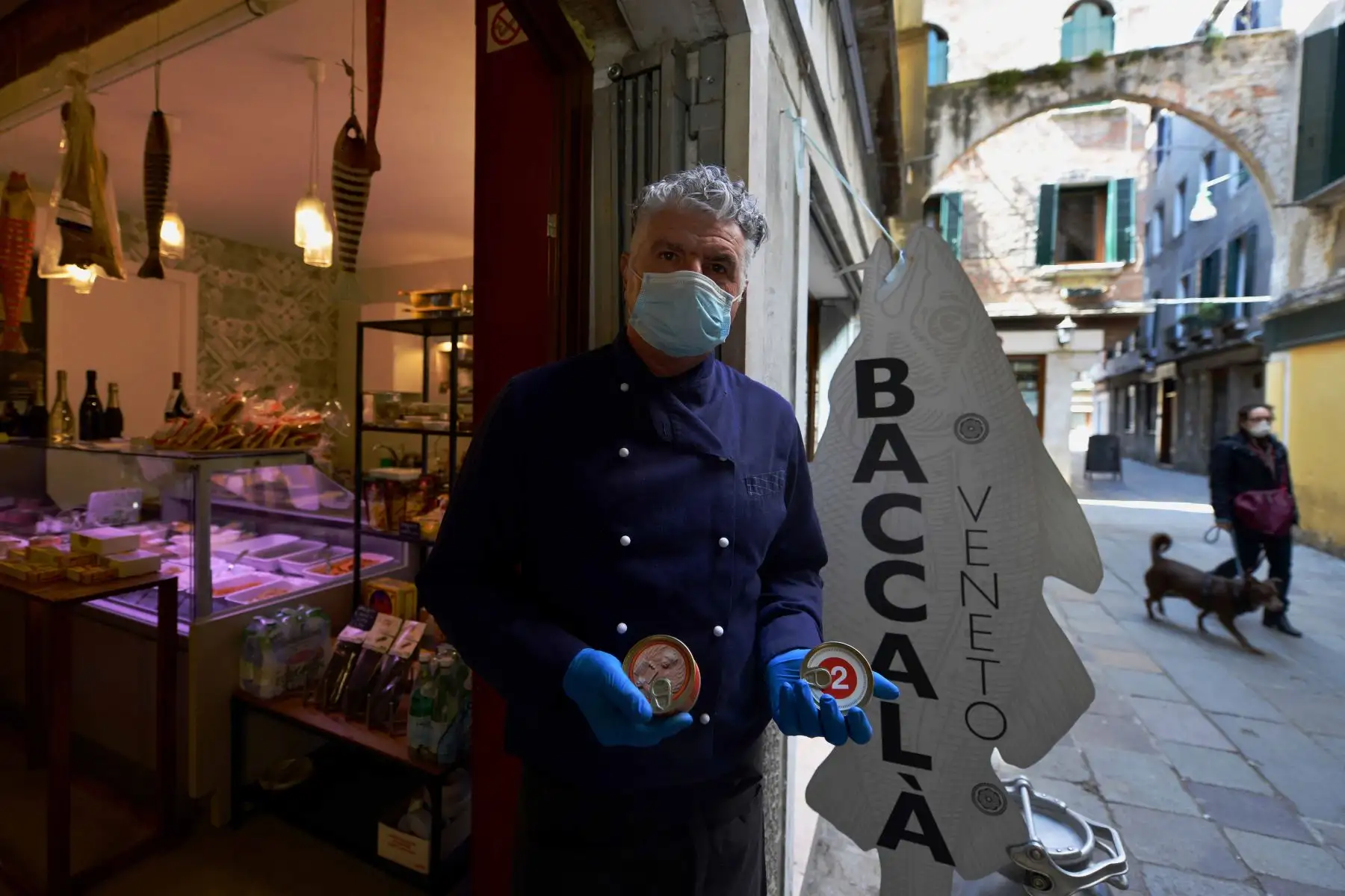 Los vendedores de pescado esperan a los clientes en un mercado en Venecia el 17 de abril de 2020, mientras el país busca frenar la propagación de la epidemia de COVID-19 causada por el nuevo coronavirus. Foto: AFP