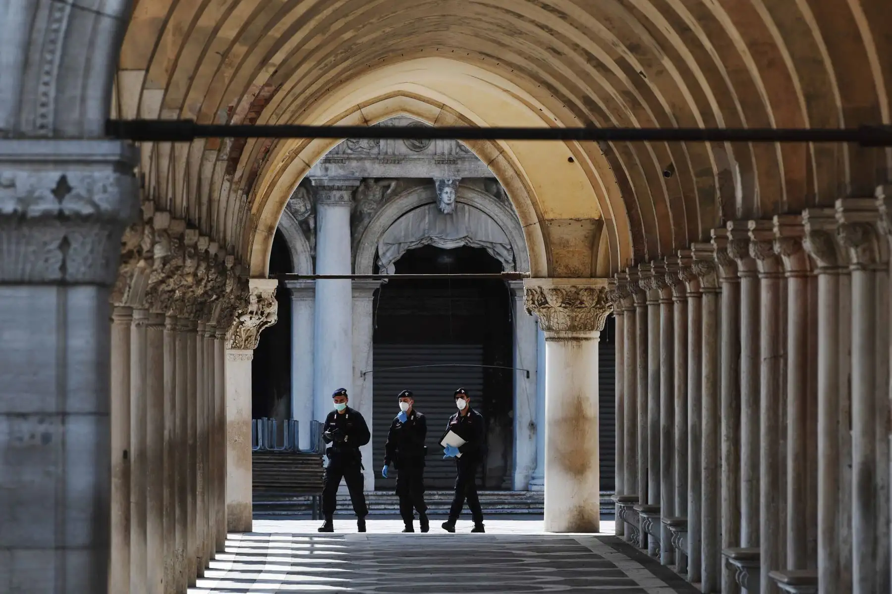 Oficiales Carabinieri patrullan bajo el pórtico del Palacio Ducal en Venecia el 17 de abril de 2020, mientras la nación intenta frenar la propagación de la epidemia de COVID-19 causada por el nuevo coronavirus. Foto: AFP