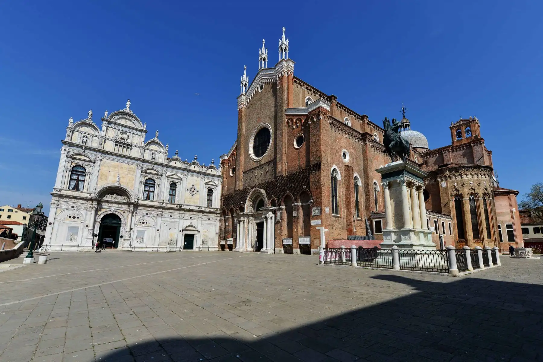 Esta imagen tomada el 17 de abril de 2020 muestra una vista general de un Campo San Giovanni e Paolo vacío en Venecia mientras la nación intenta frenar la propagación de la epidemia de COVID-19 causada por el nuevo coronavirus. Foto: AFP