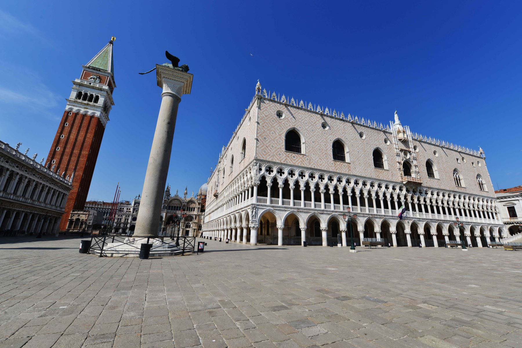 Esta foto tomada el 17 de abril de 2020 muestra una vista general de una plaza vacía de San Marcos y del Palacio Ducal de Venecia, mientras la nación intenta frenar la propagación de la epidemia de COVID-19 causada por el nuevo coronavirus. Foto: AFP