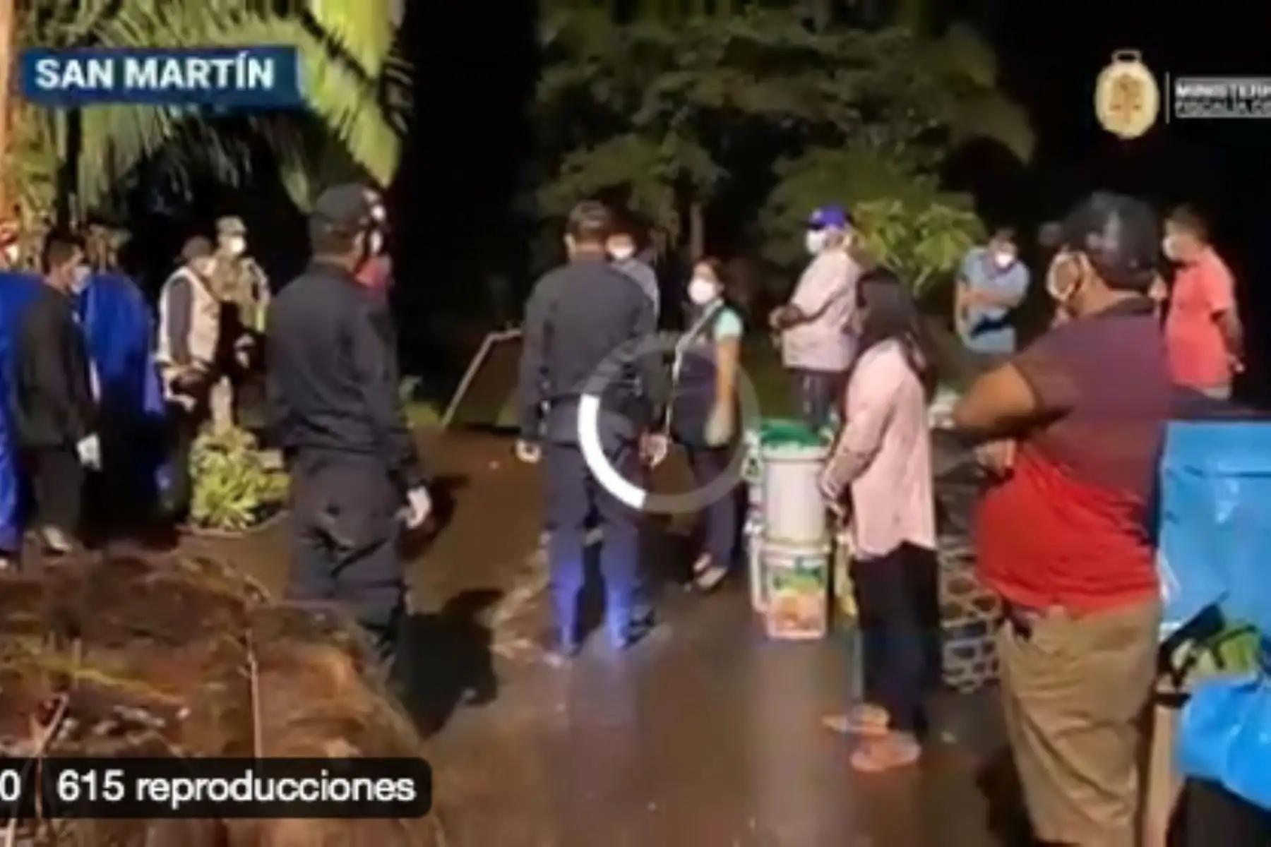 Representantes del Ministerio Público y efectivos policiales intervinieron una embarcación fluvial de alimentos, que transportaba una tripulación superior a la autorizada en pleno estado de emergencia nacional por covid-19. Foto: ANDINA/MP