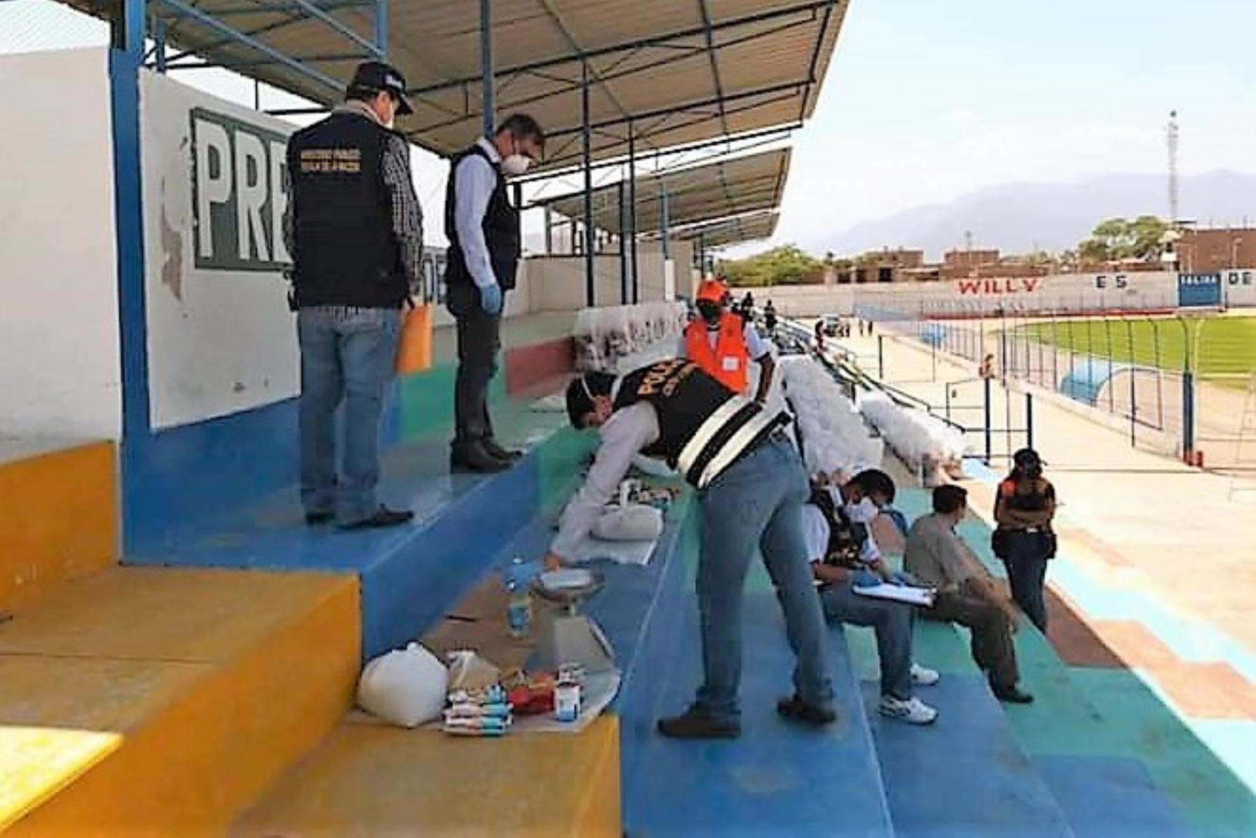 Agentes de la policía anticorrupción verifican la situación de los víveres adquiridos por la municipalidad distrital de Olmos.