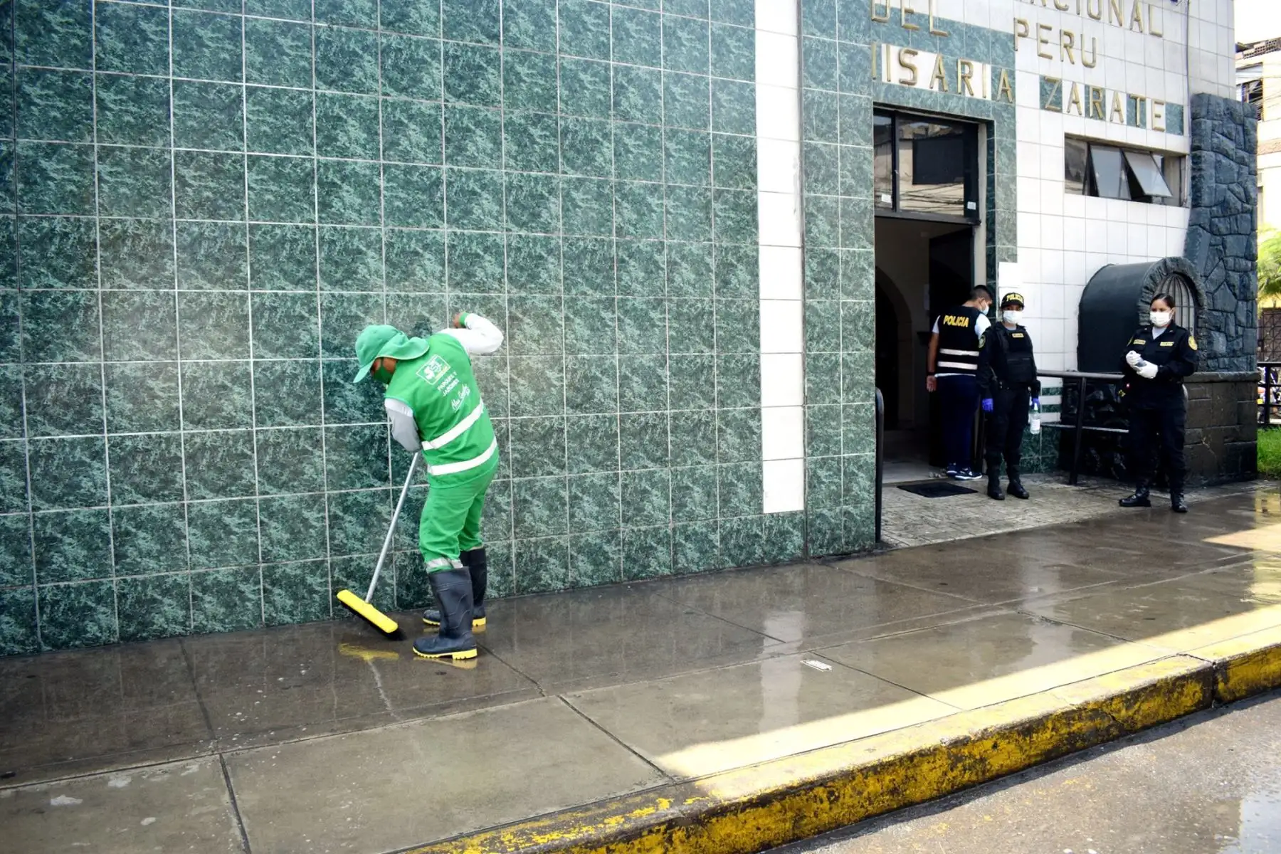 Personal de limpieza de la Municipalidad de San Juan de Lurigancho realiza constantes jornadas de desinfección en comisaría de Zarate. Foto: ANDINA/Municipalidad de San Juan de Lurigancho
