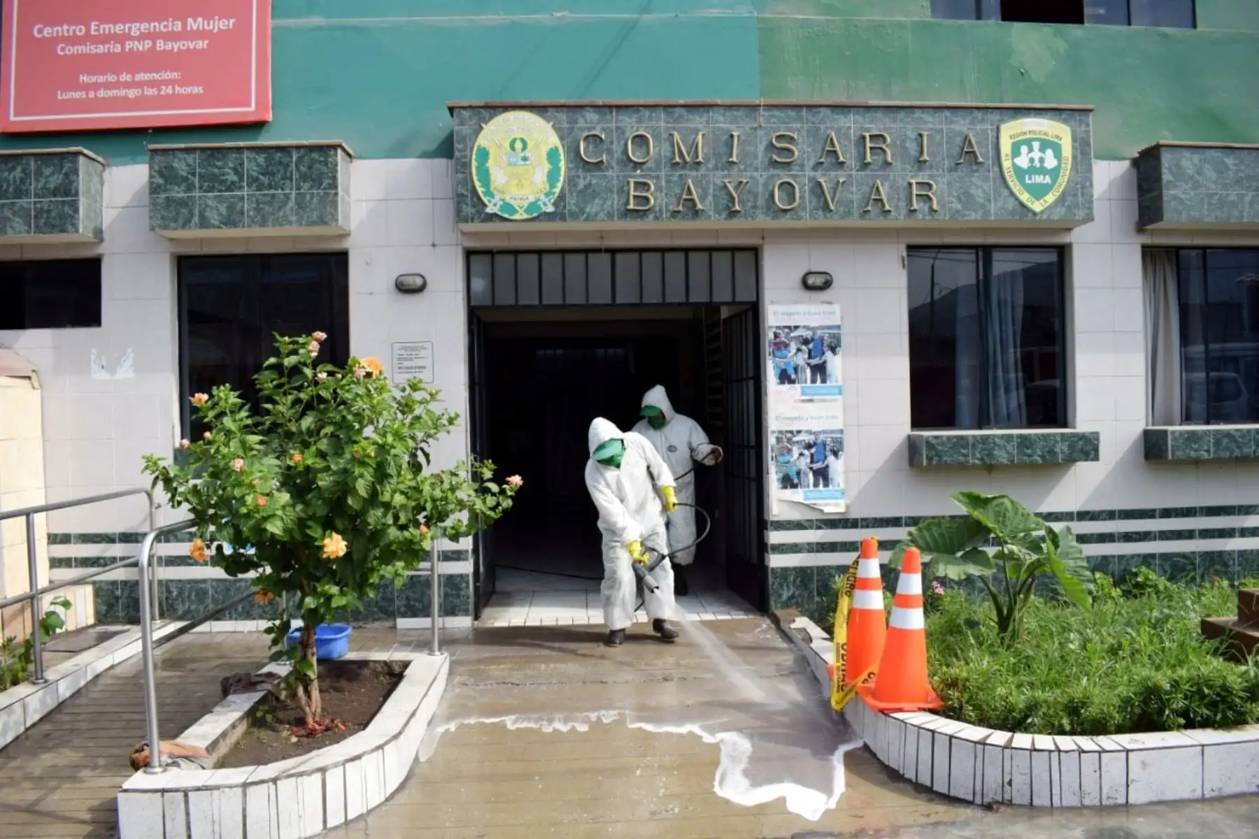 Personal de limpieza de la Municipalidad de San Juan de Lurigancho realiza constantes jornadas de desinfección en la comisaría de Bayovar. Foto: ANDINA/Municipalidad de San Juan de Lurigancho