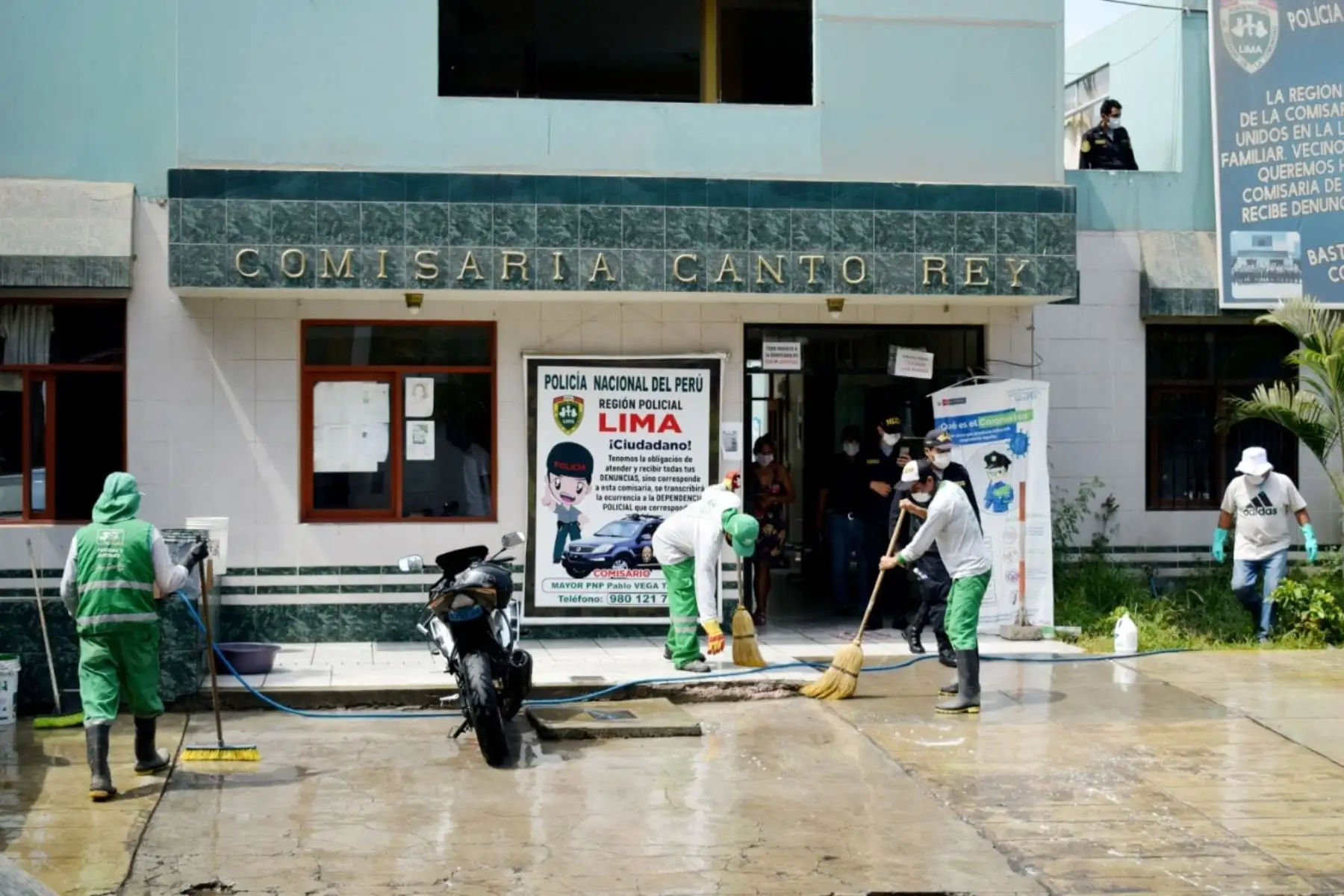 Personal de limpieza de la Municipalidad de San Juan de Lurigancho realiza constantes jornadas de desinfección en comisaría de Canto Rey. Foto: ANDINA/Municipalidad de San Juan de Lurigancho