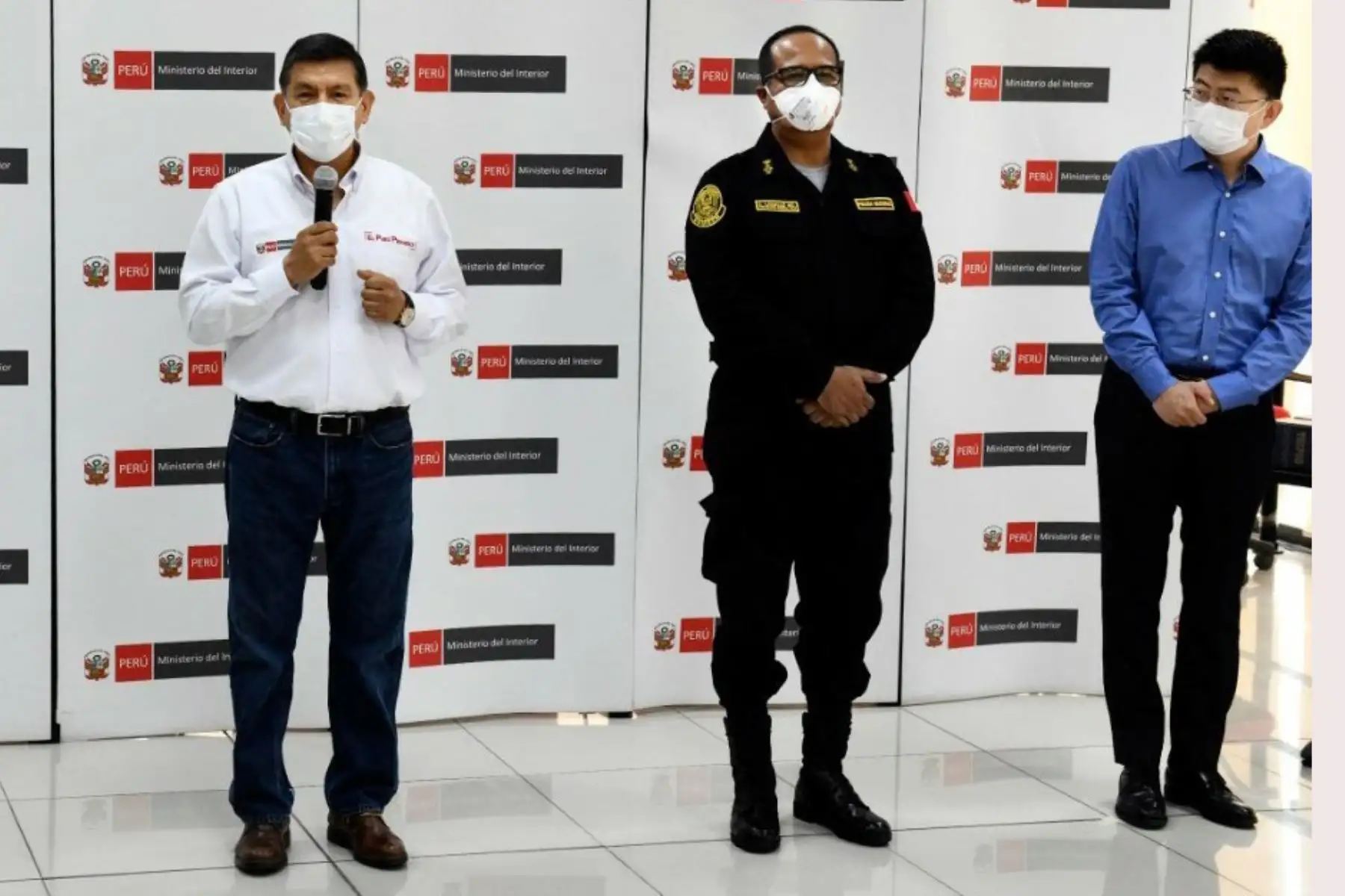 Ministro del Interior Carlos Morán, recibe de empresa Huawei, la donación de sistema de detección de calor y plataforma para teleconferencias, a fin de dotar con alta tecnología a PNP en sus labores de control contra el COVID19.Foto:ANDINA/Mininter