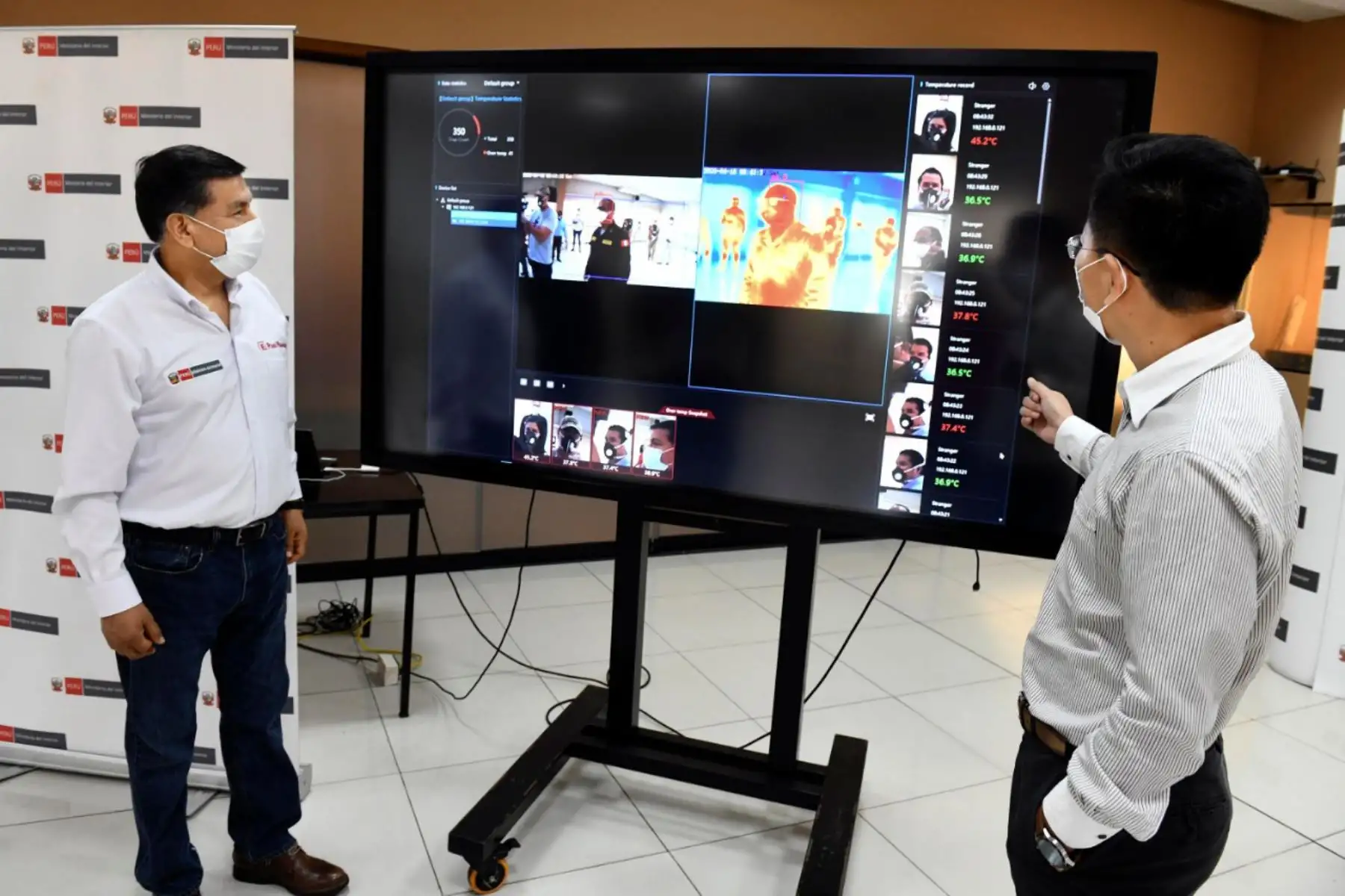 Ministro del Interior Carlos Morán, recibe de empresa Huawei, la donación de sistema de detección de calor y plataforma para teleconferencias, a fin de dotar con alta tecnología a PNP en sus labores de control contra el COVID19.Foto:ANDINA/Mininter
